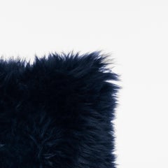 Dunkelblaues Kissen aus Schafsfell von Muchi Decor, hergestellt in Italien