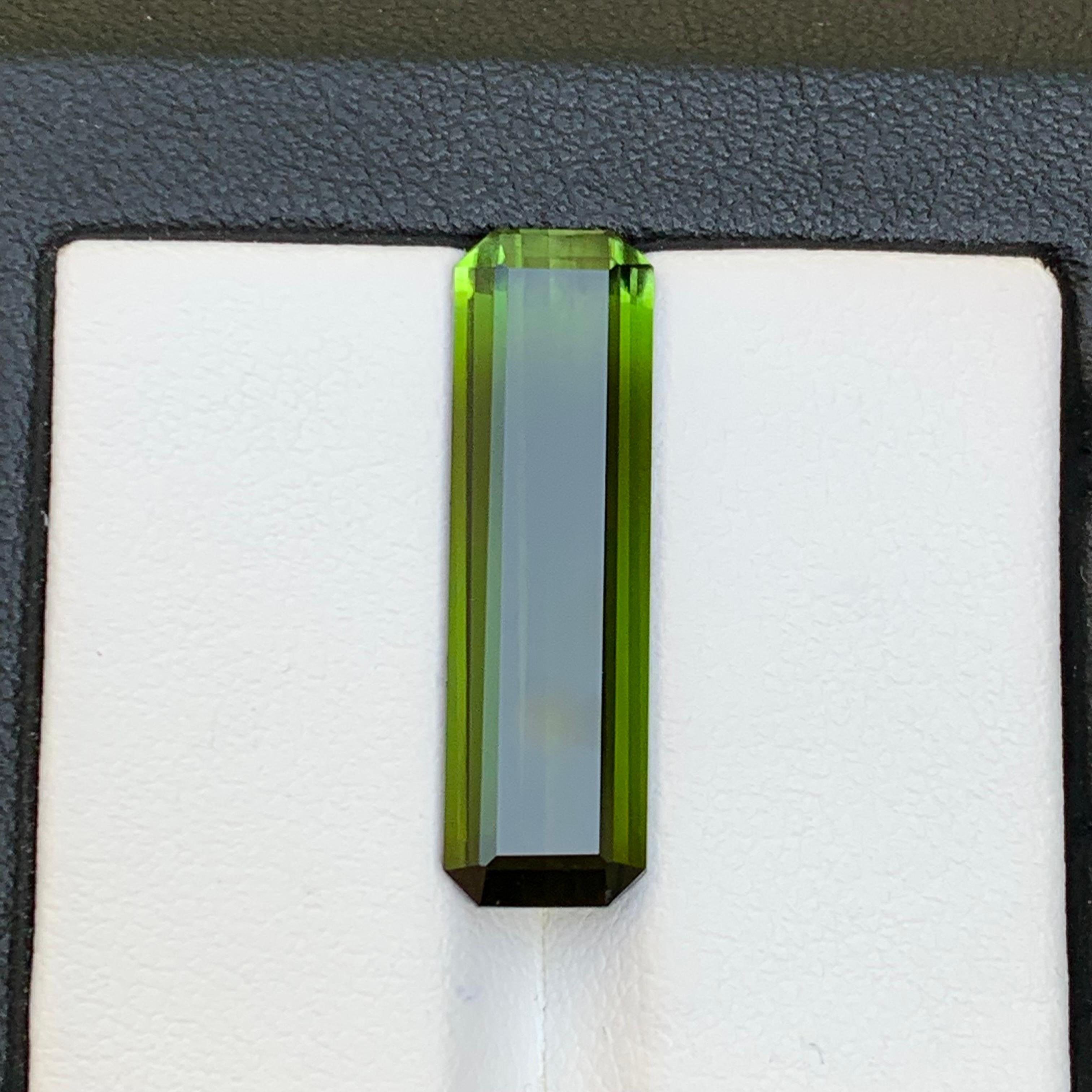 Contemporain Bague et pendentif en tourmaline naturelle vert olive profond, pierre précieuse non sertie de 7,60 carats en vente