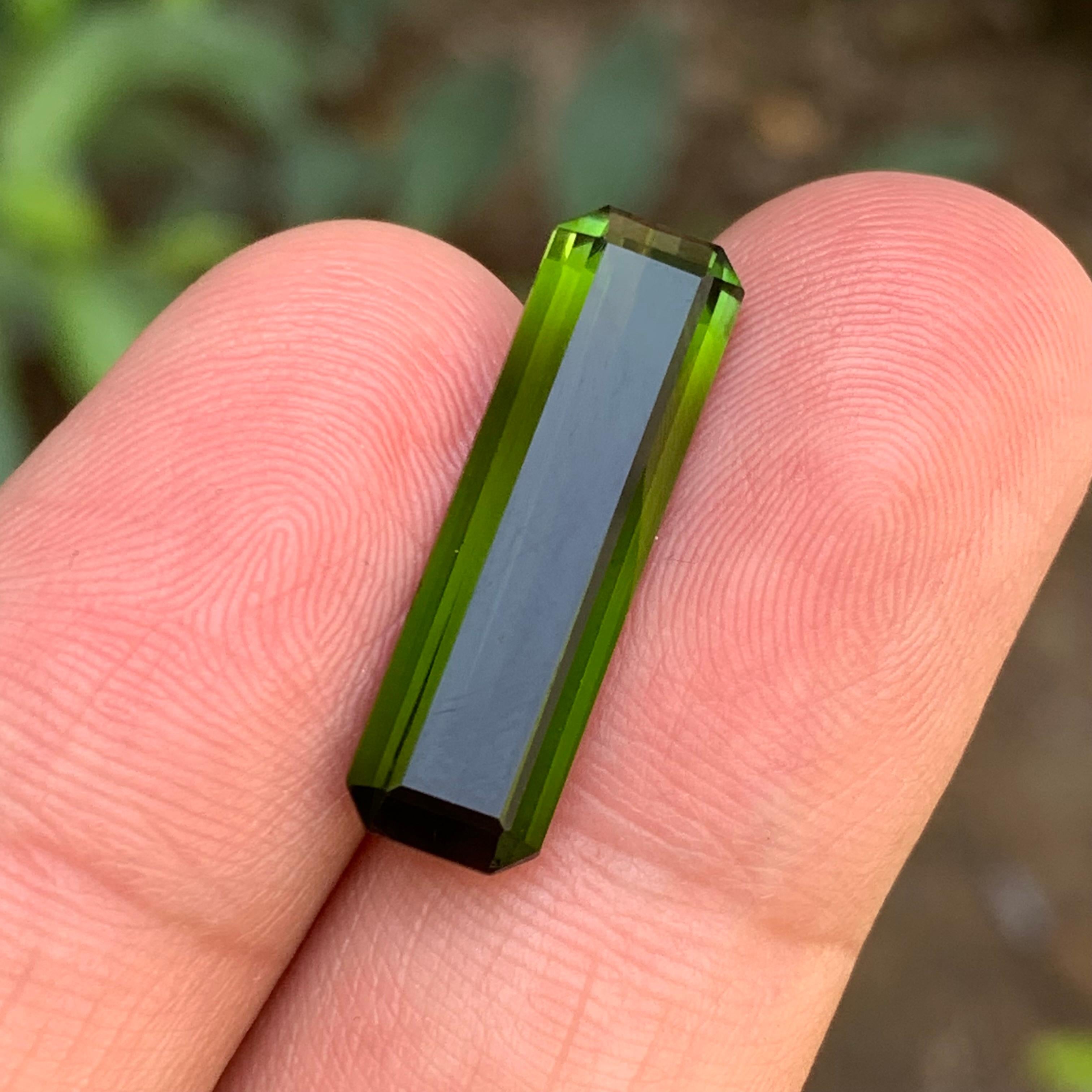 Taille émeraude Bague et pendentif en tourmaline naturelle vert olive profond, pierre précieuse non sertie de 7,60 carats en vente