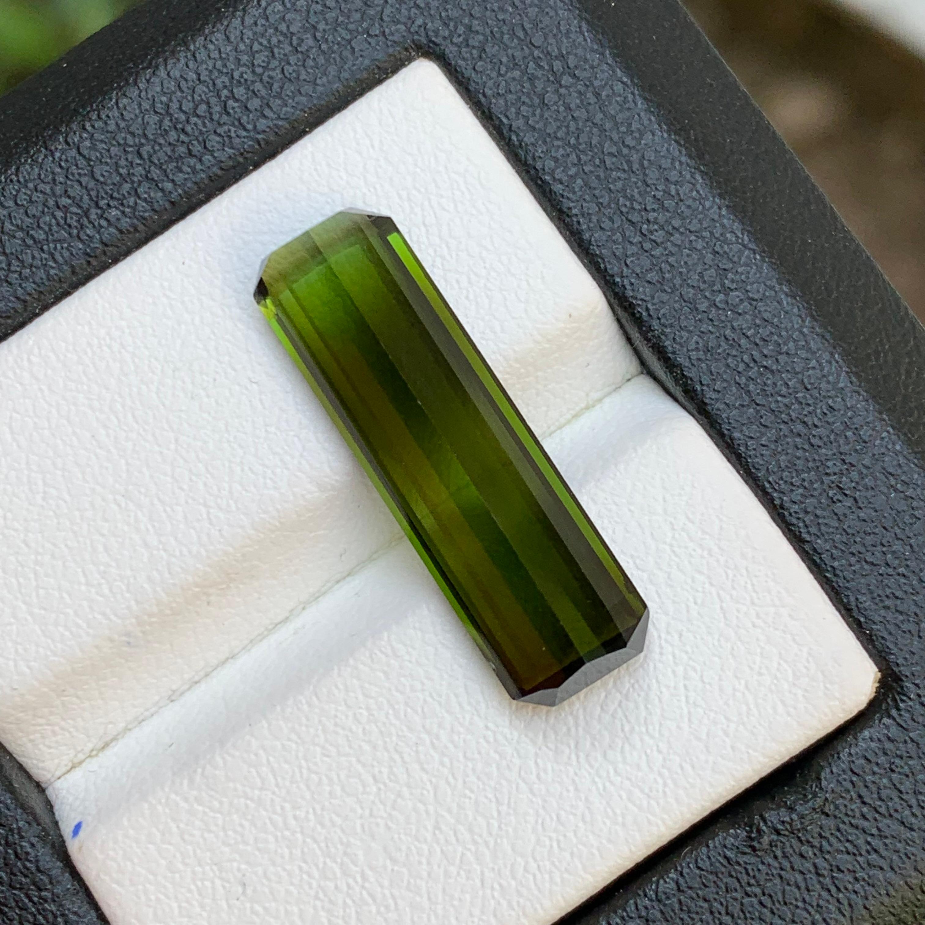 Bague et pendentif en tourmaline naturelle vert olive profond, pierre précieuse non sertie de 7,60 carats Unisexe en vente