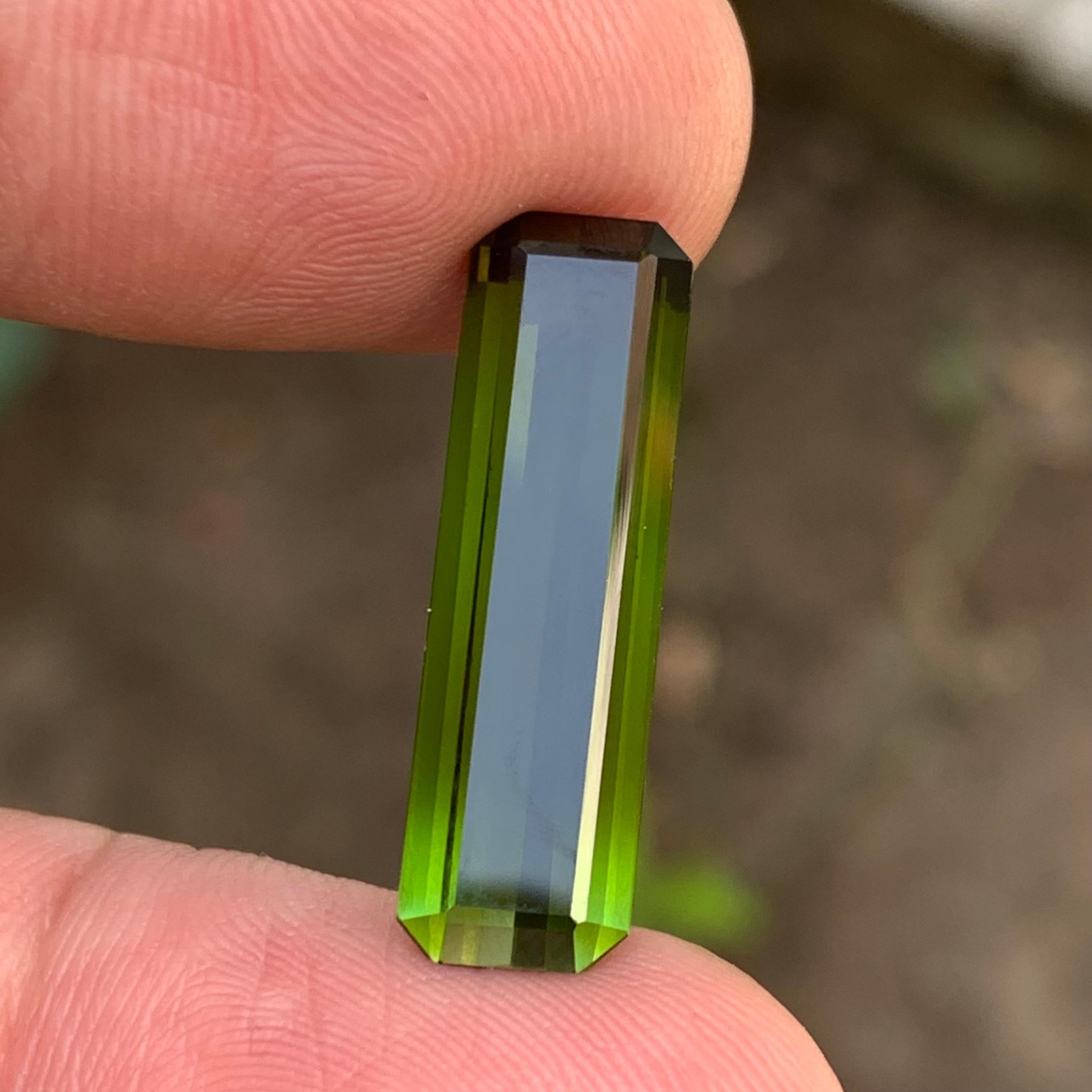 Bague et pendentif en tourmaline naturelle vert olive profond, pierre précieuse non sertie de 7,60 carats en vente 1