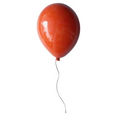 Scultura di palloncini in ceramica lucida arancione intenso fatta a mano per parete, soffitto