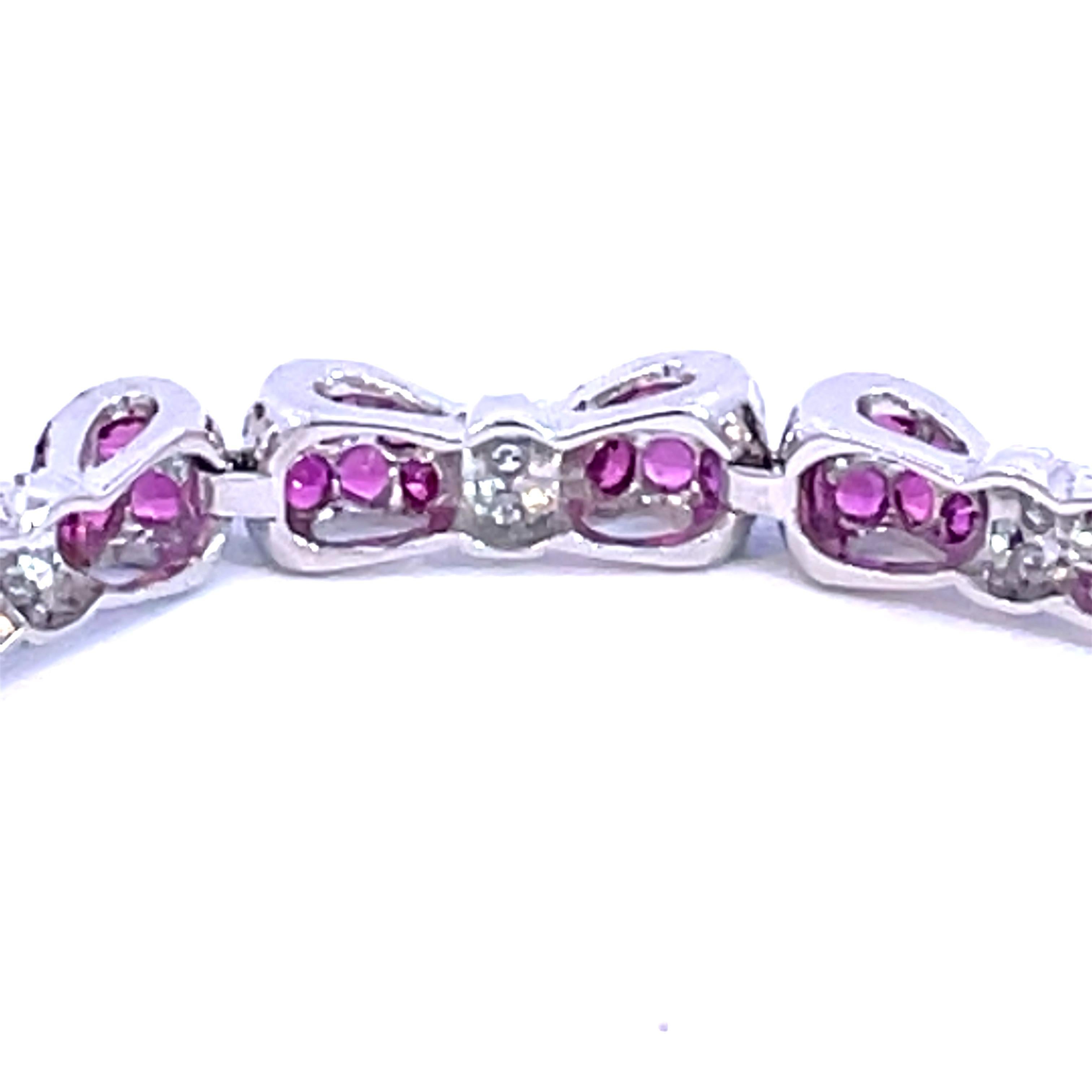 Contemporain Bracelet nœud papillon en or blanc 18 carats avec saphir rose foncé et diamants blancs  en vente