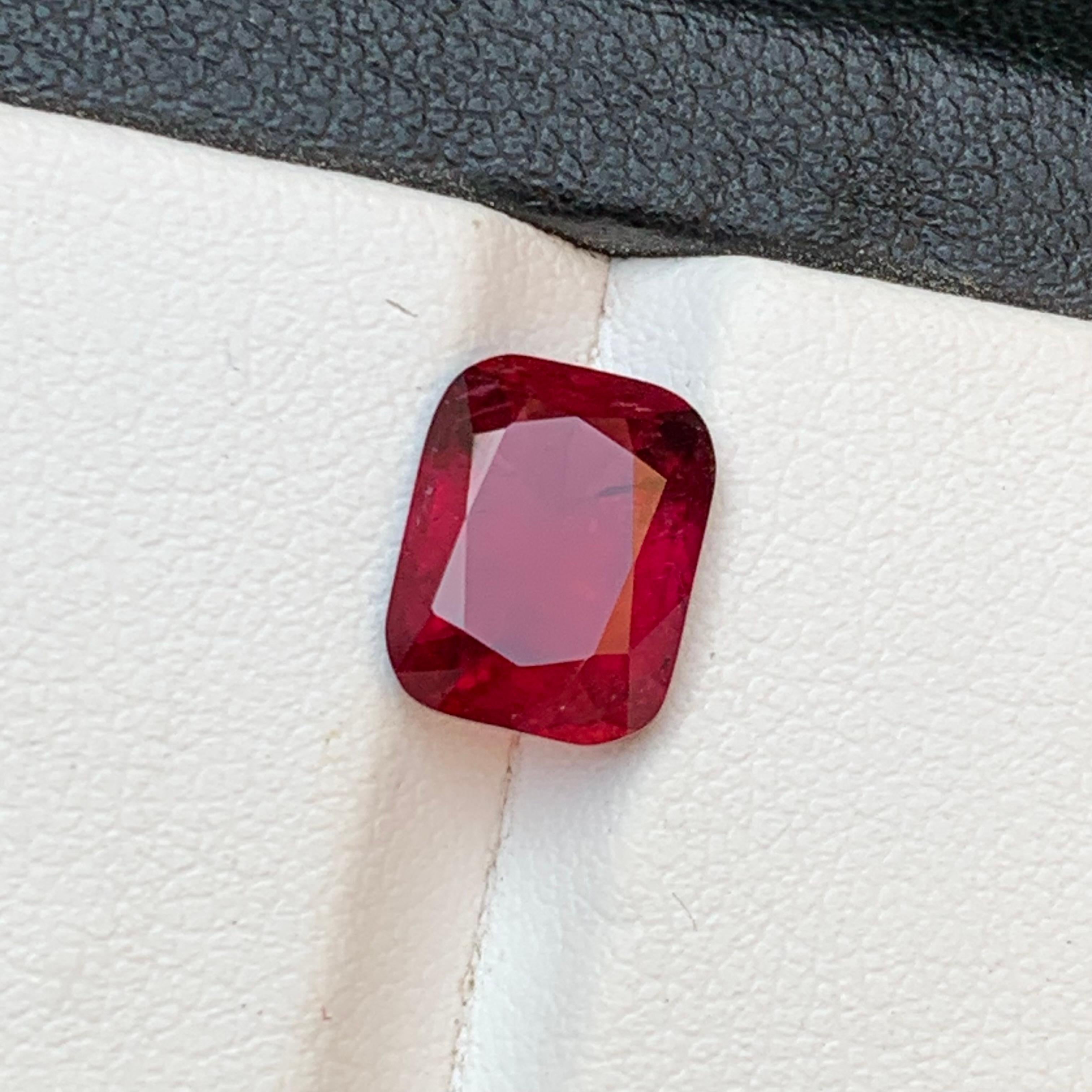 Modernist Deep Pinkish Red Natural Rubellite Tourmaline Ring Loose Gemstone 3.10 Ct-Jewel For Sale