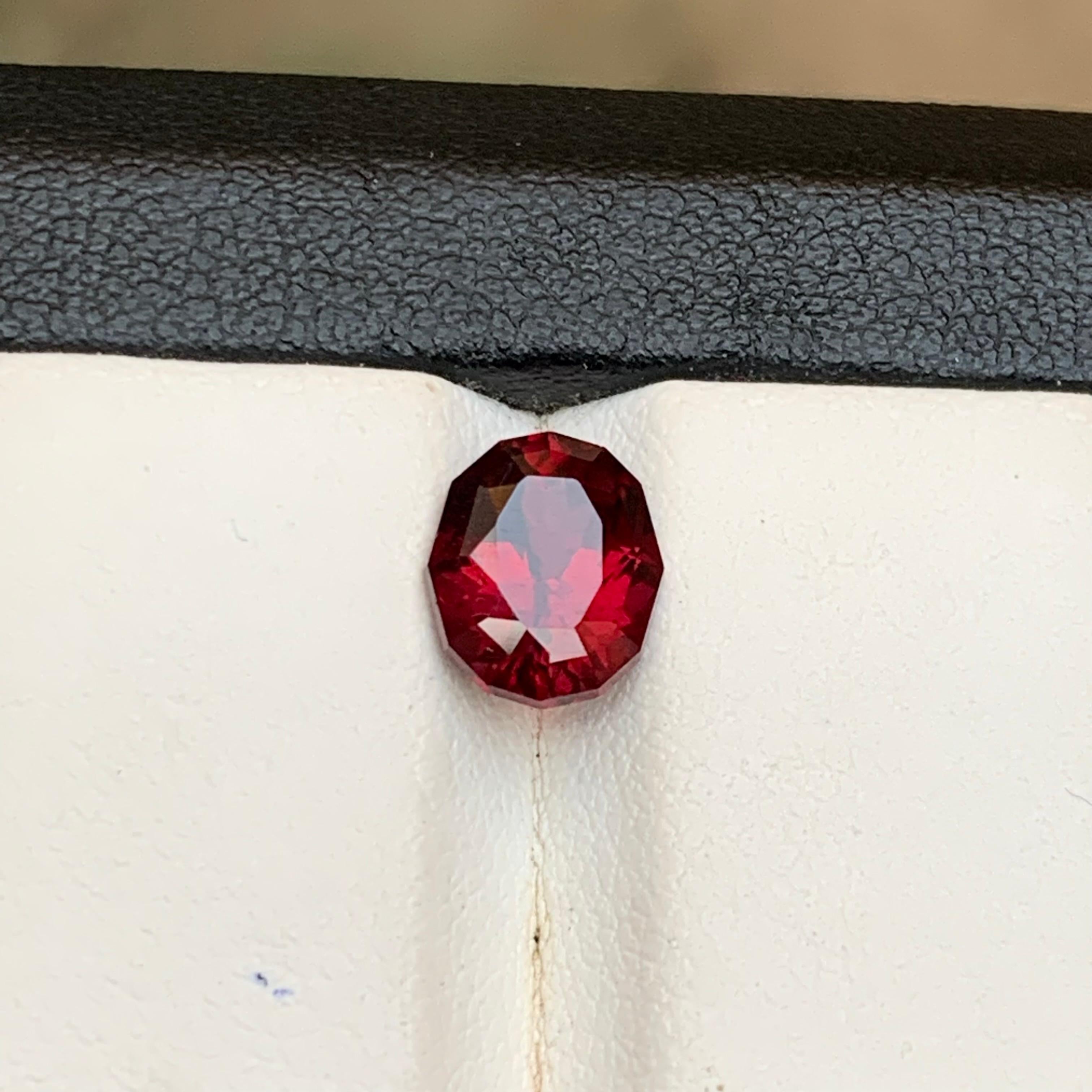 Contemporain Grenat Rhodolite rouge rosé profond 2.53 Ct Oval Cut Natural Loose Gemstone (pierre précieuse en vrac)  Bague en vente