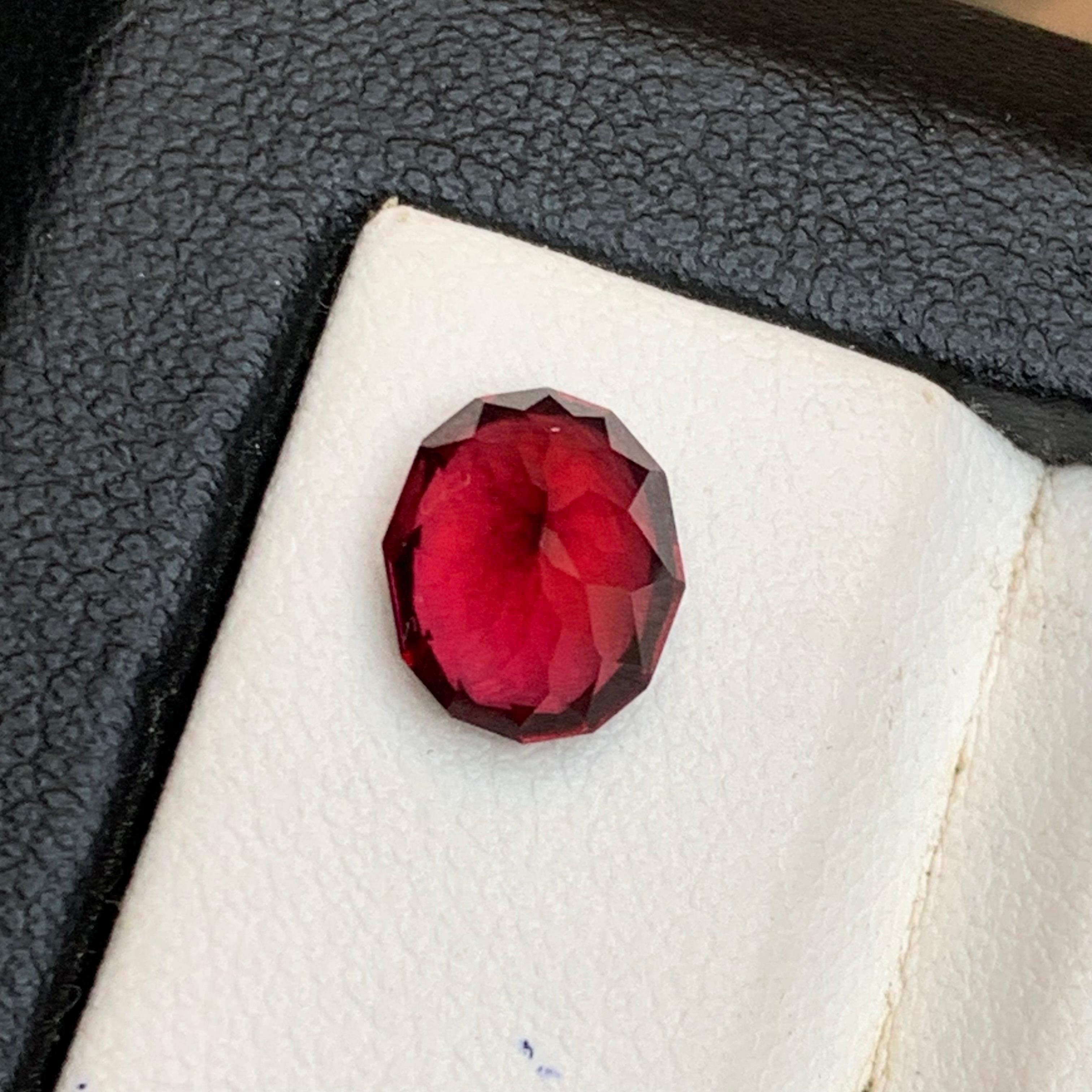 Taille ovale Grenat Rhodolite rouge rosé profond 2.53 Ct Oval Cut Natural Loose Gemstone (pierre précieuse en vrac)  Bague en vente