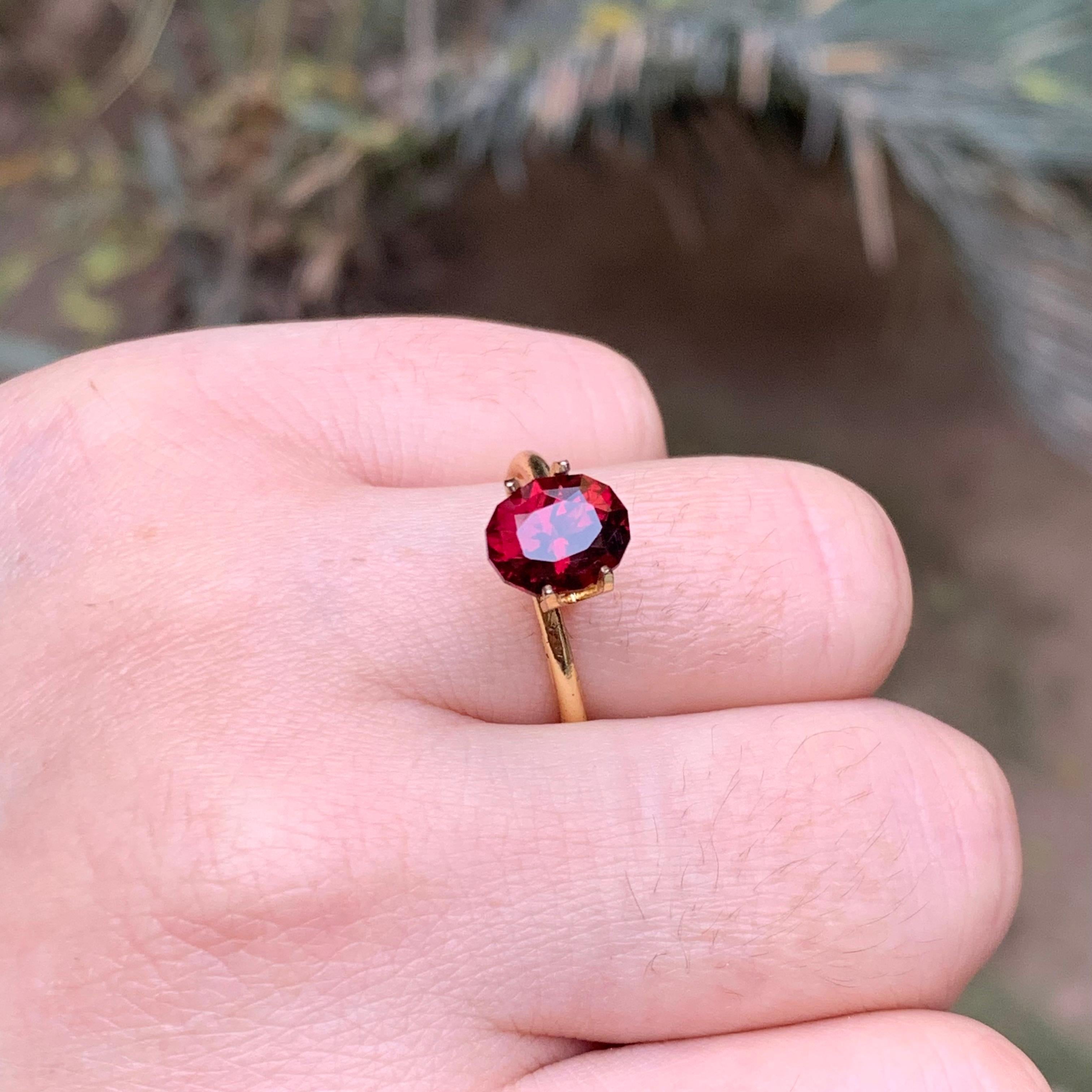 Grenat Rhodolite rouge rosé profond 2.53 Ct Oval Cut Natural Loose Gemstone (pierre précieuse en vrac)  Bague en vente 2