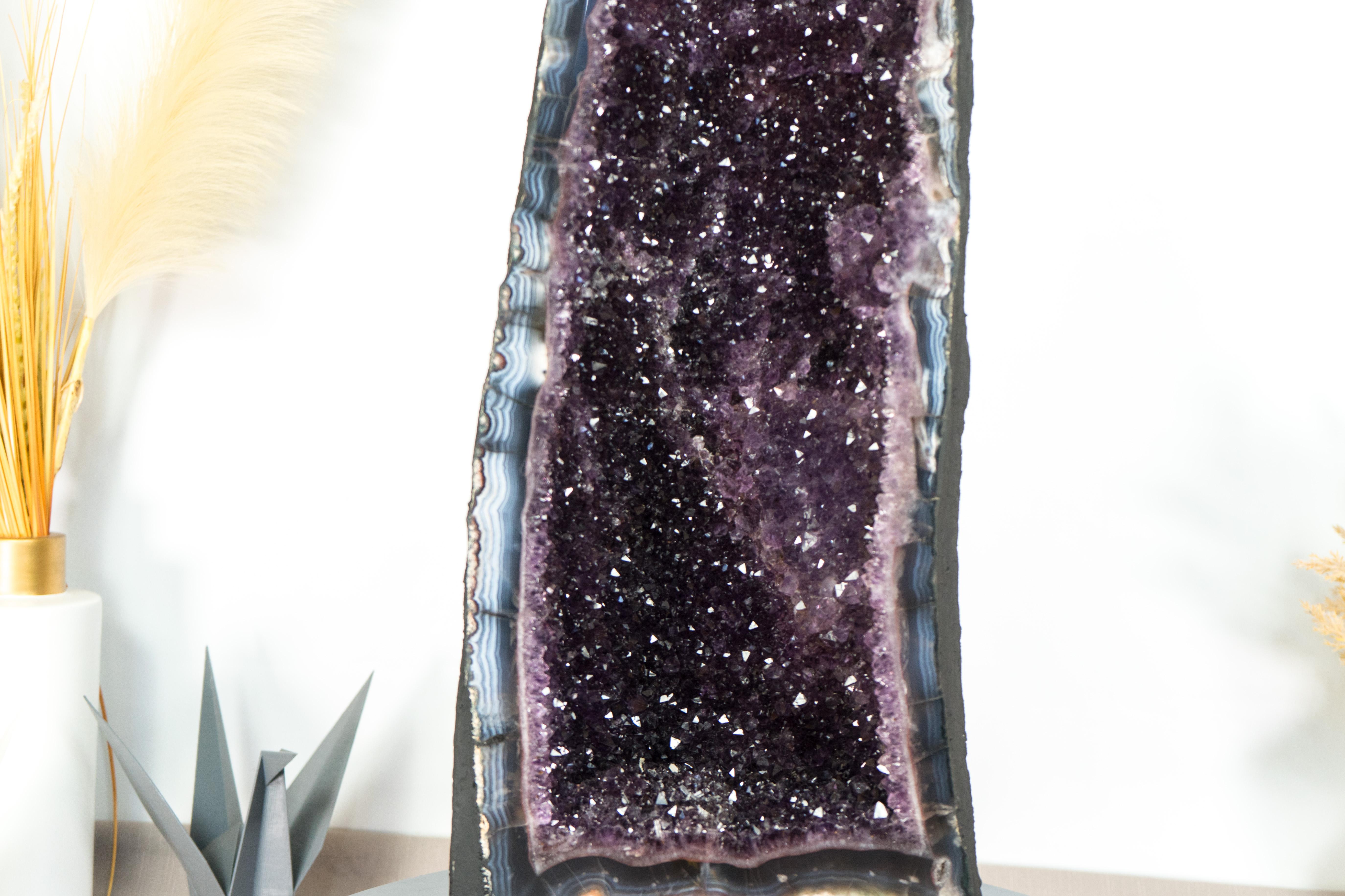 Tieflila Amethyst-Kathedrale-Geode, mit Spitzen-Achat und Calcite, groß und hoch im Angebot 8