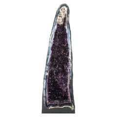 Tieflila Amethyst-Kathedrale-Geode, mit Spitzen-Achat und Calcite, groß und hoch