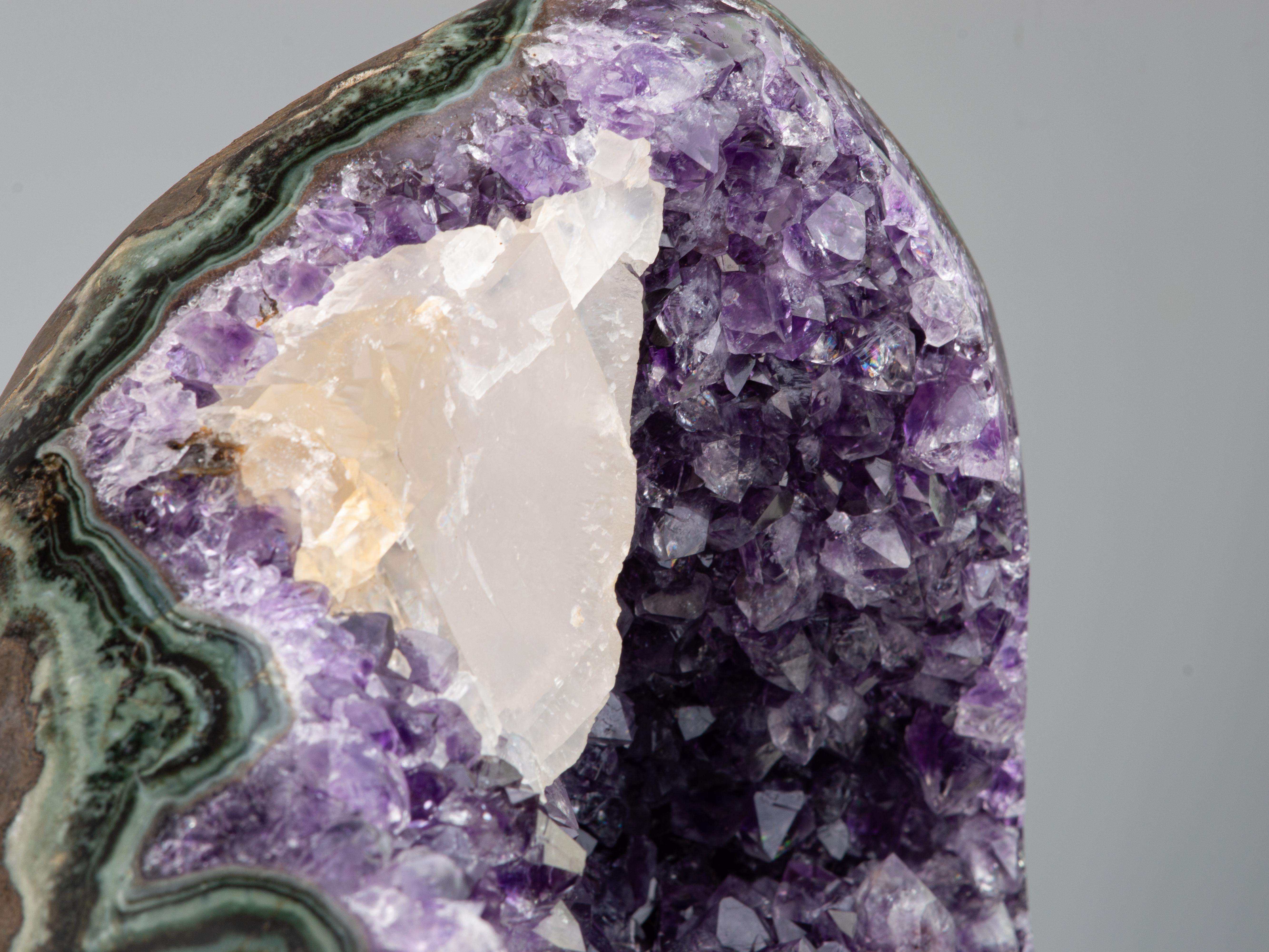Cluster di ametista viola intenso con calcite circondata da agata in vendita 5