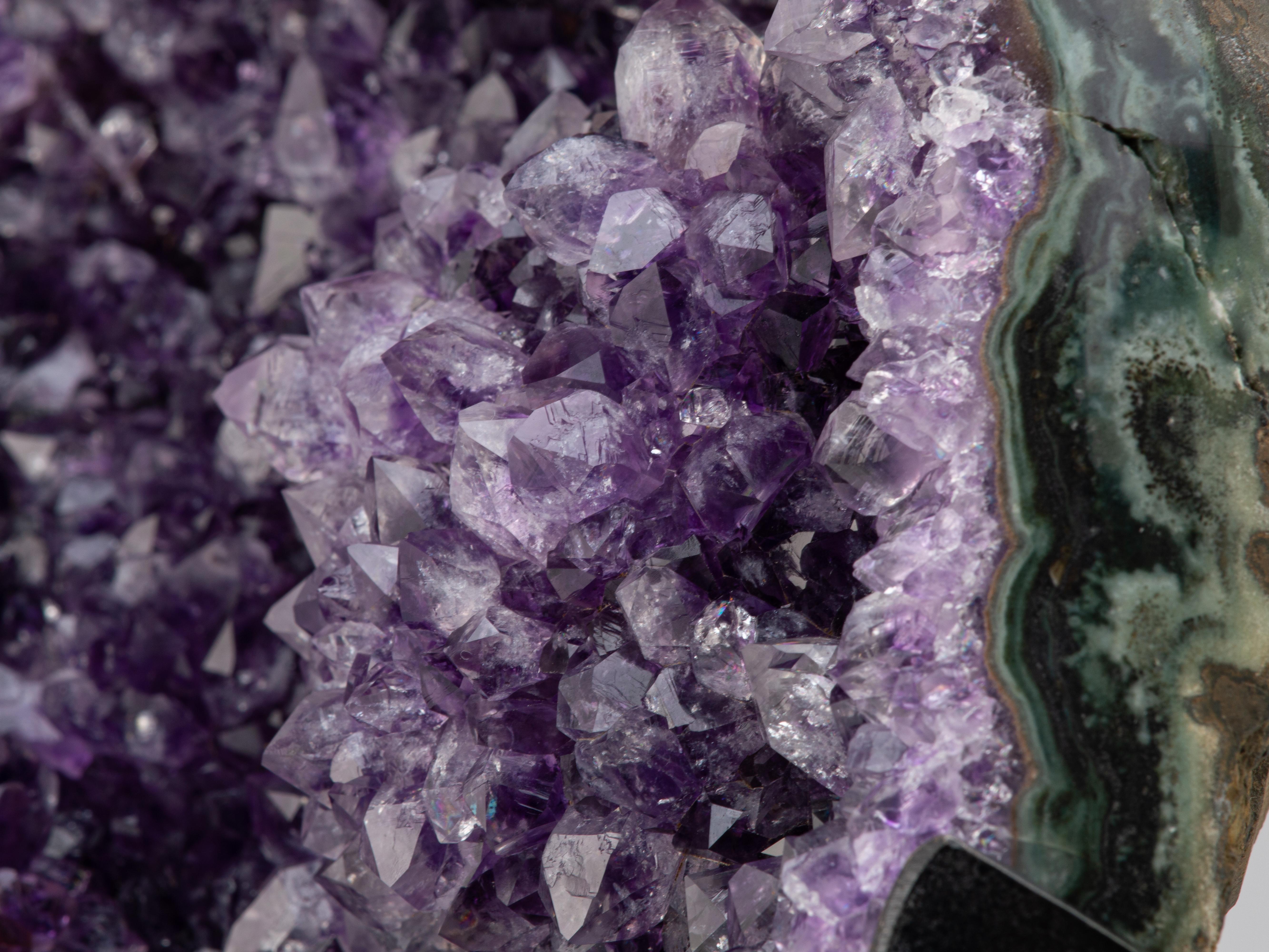 Cluster di ametista viola intenso con calcite circondata da agata in vendita 6