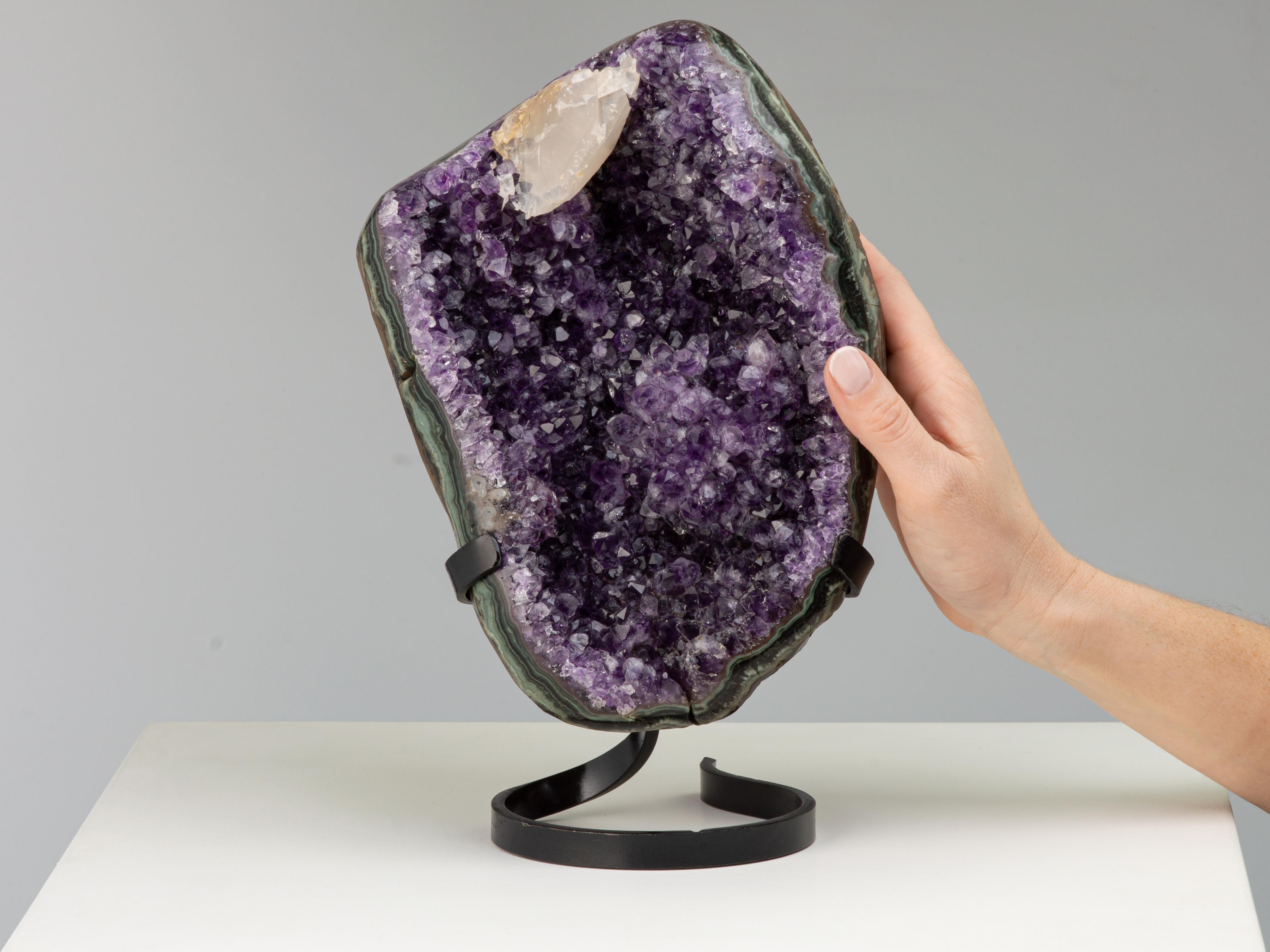 Uruguayano Cluster di ametista viola intenso con calcite circondata da agata in vendita
