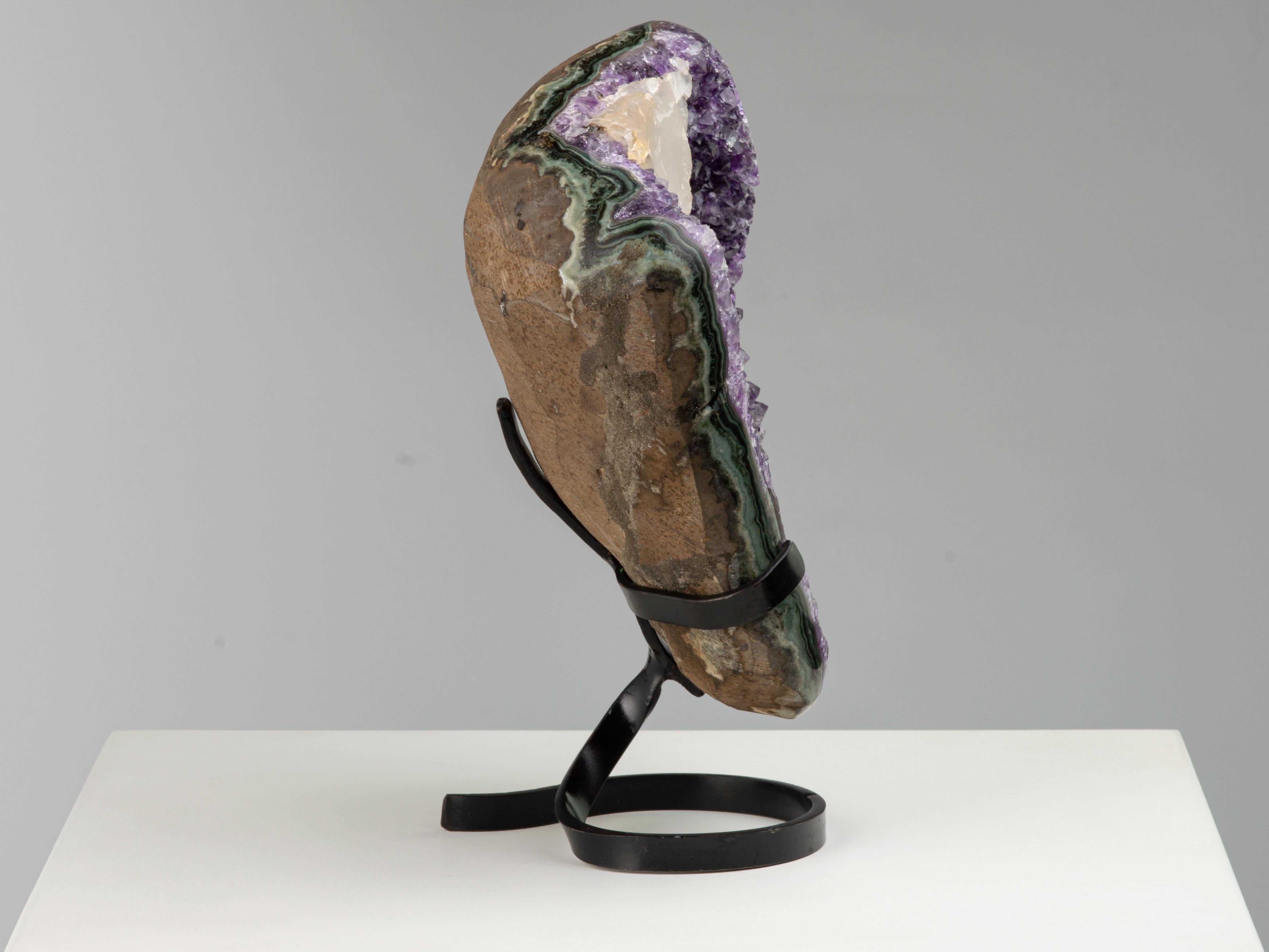Agata Cluster di ametista viola intenso con calcite circondata da agata in vendita