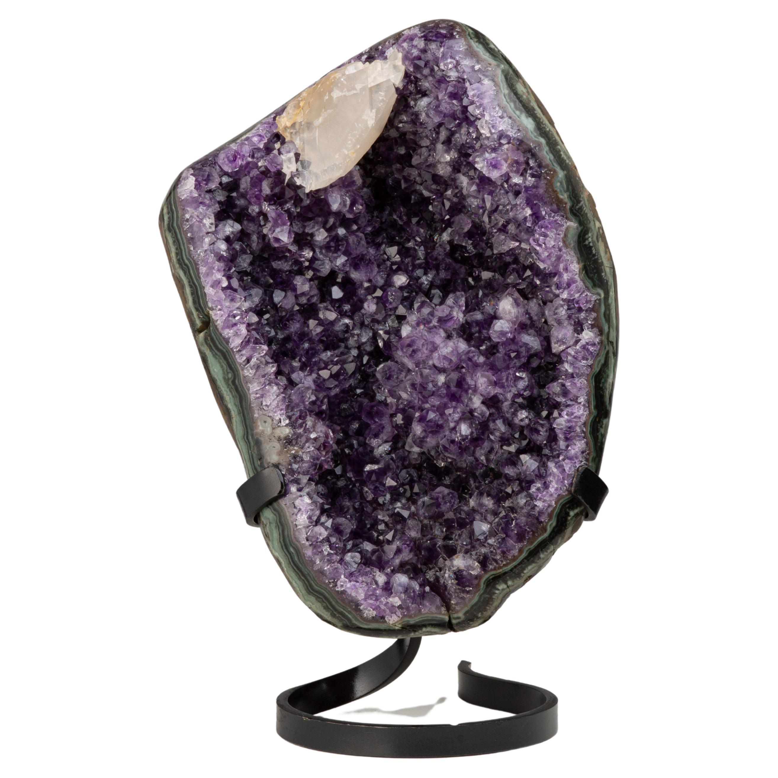 Deep Purple Amethyst-Cluster mit Calcite- umgeben von Achat