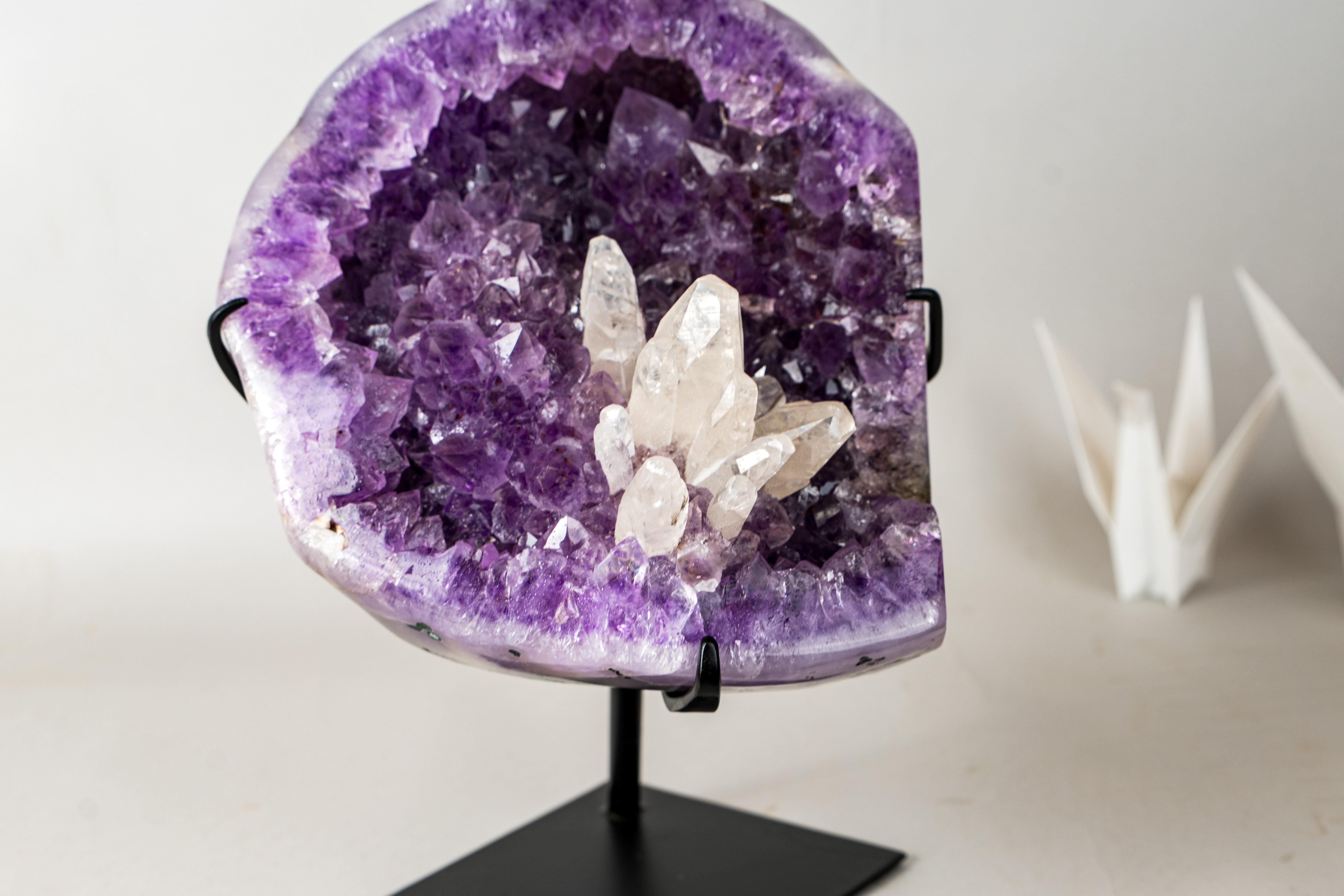 Geode di ametista viola intenso con fiore di calcite cristallizzato in vendita 4