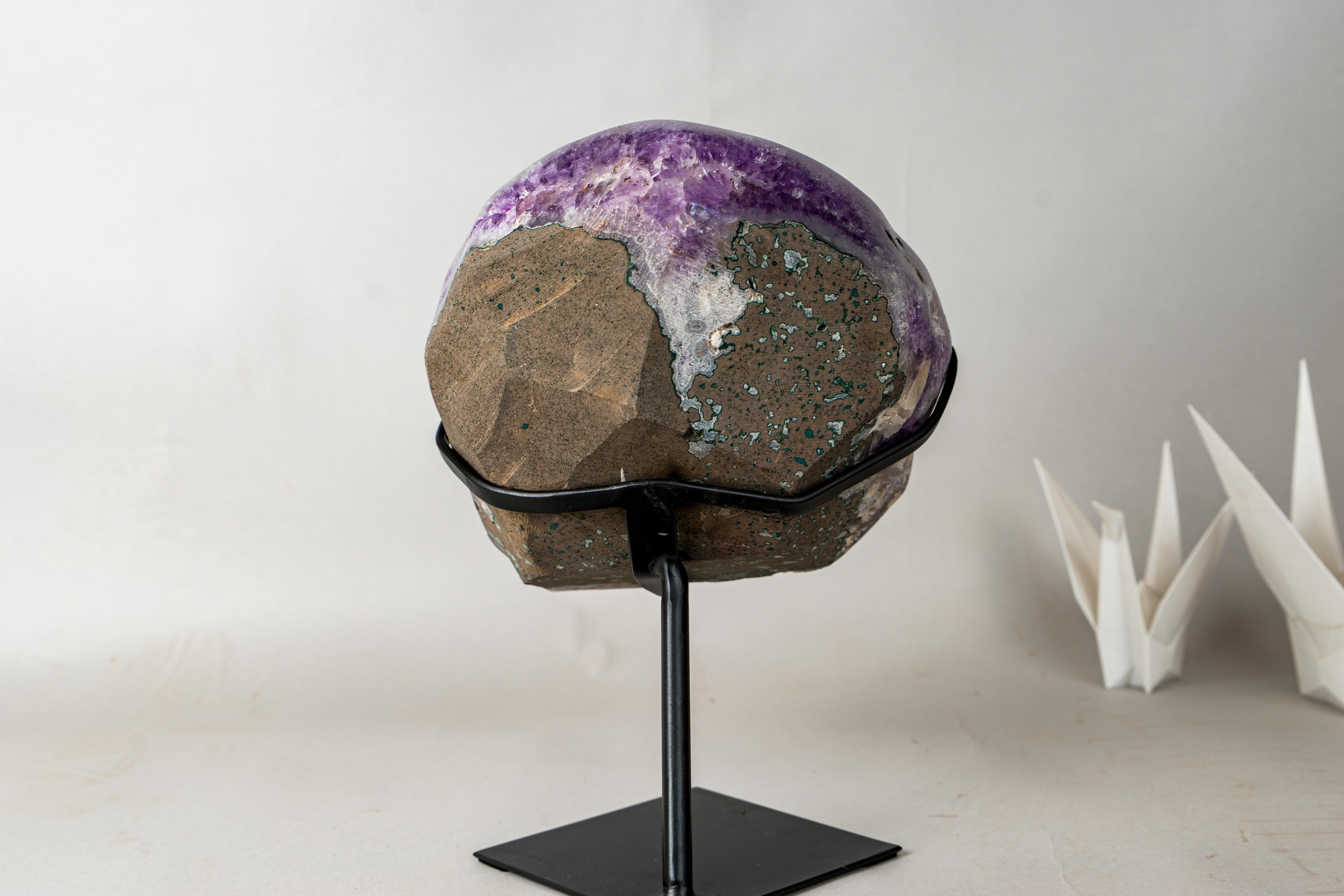 Geode di ametista con druzy viola e calcite rara

▫️ Descrizione

Questo geode di ametista proveniente dal Brasile, splendido e naturale, presenta un fiore di calcite cristallizzato che cresce su un letto di ametista viola intenso. Il contrasto tra