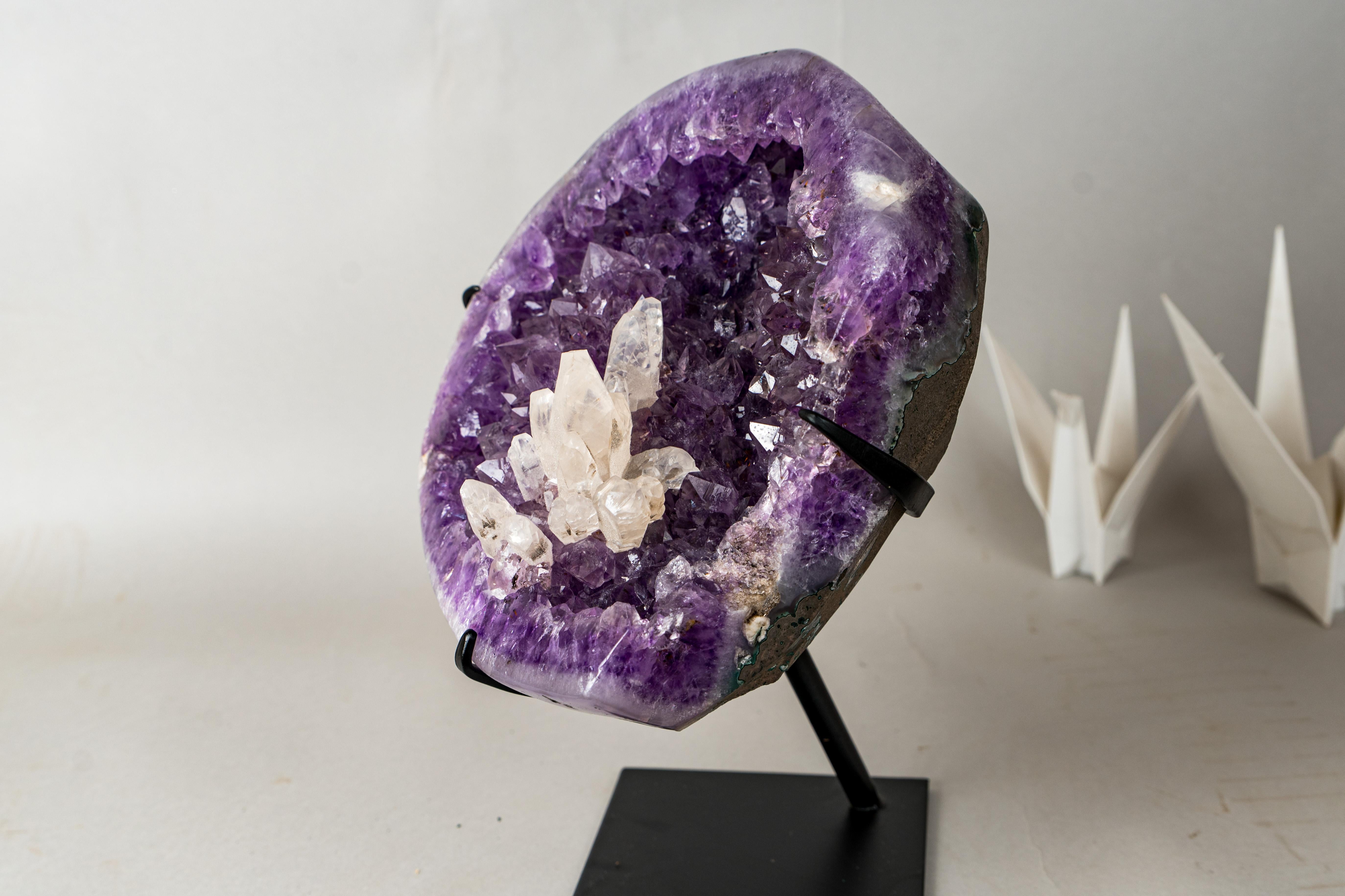 Geode di ametista viola intenso con fiore di calcite cristallizzato In condizioni Nuovo in vendita a Ametista Do Sul, BR