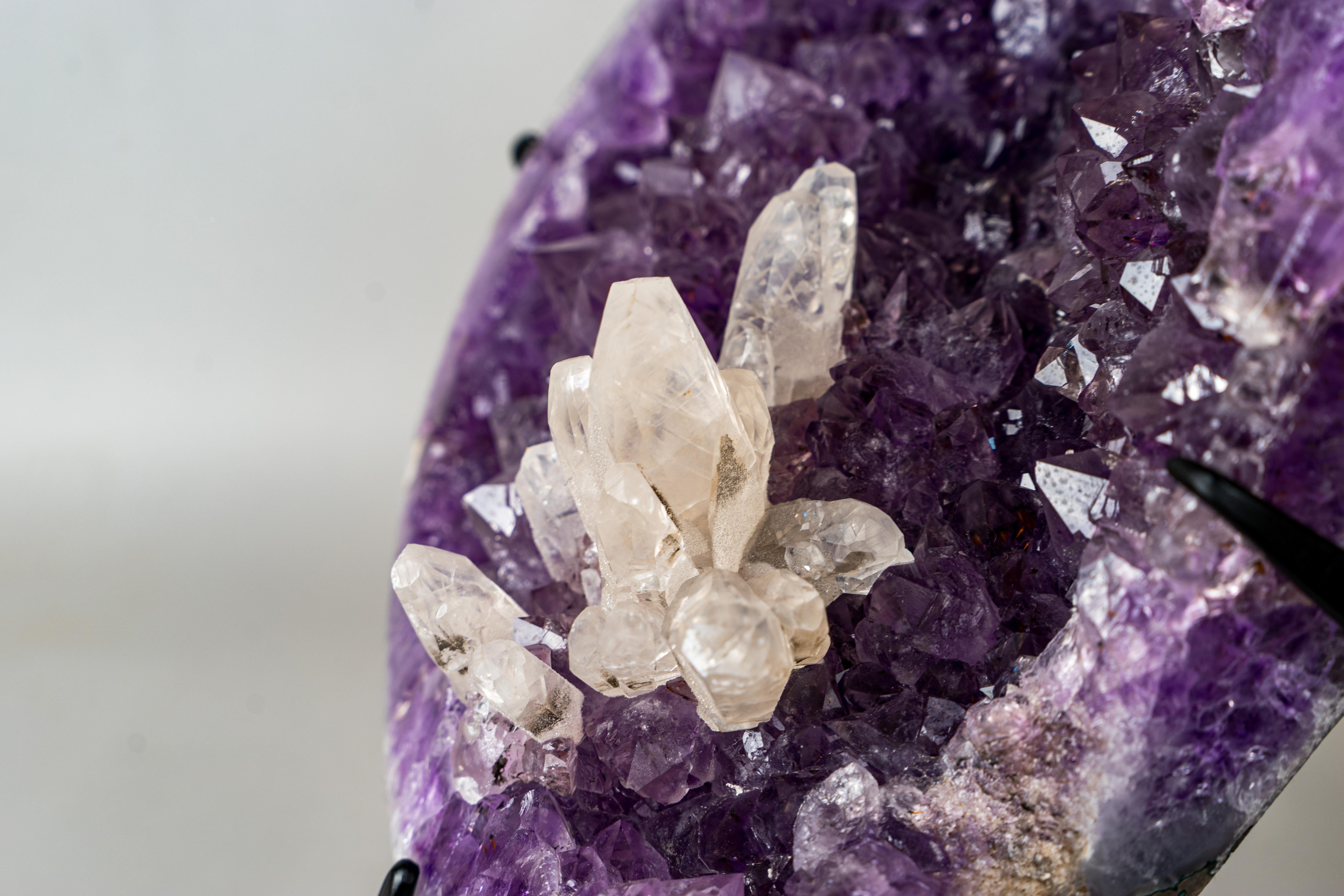 XXI secolo e contemporaneo Geode di ametista viola intenso con fiore di calcite cristallizzato in vendita