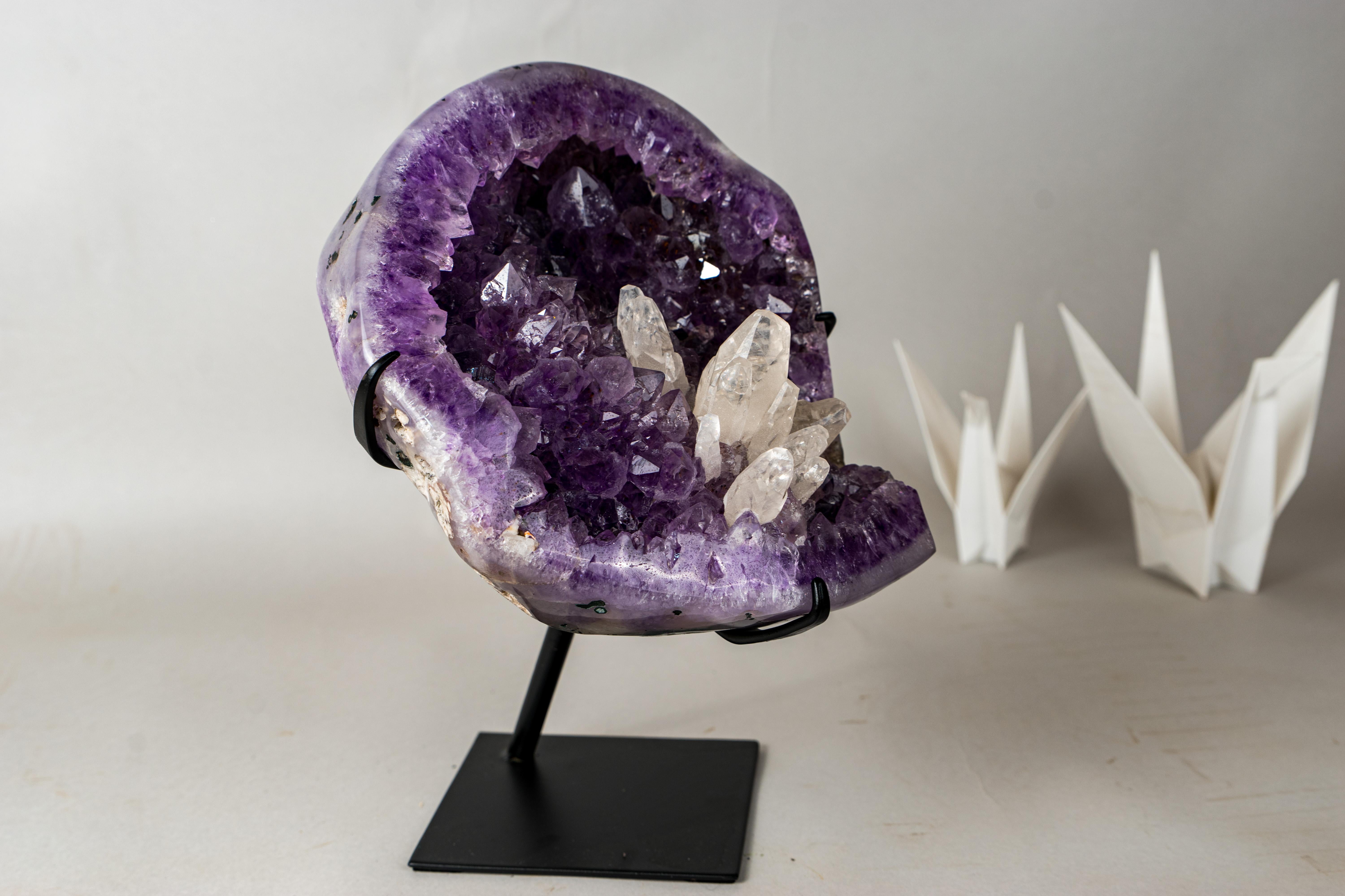 Cristallo Geode di ametista viola intenso con fiore di calcite cristallizzato in vendita