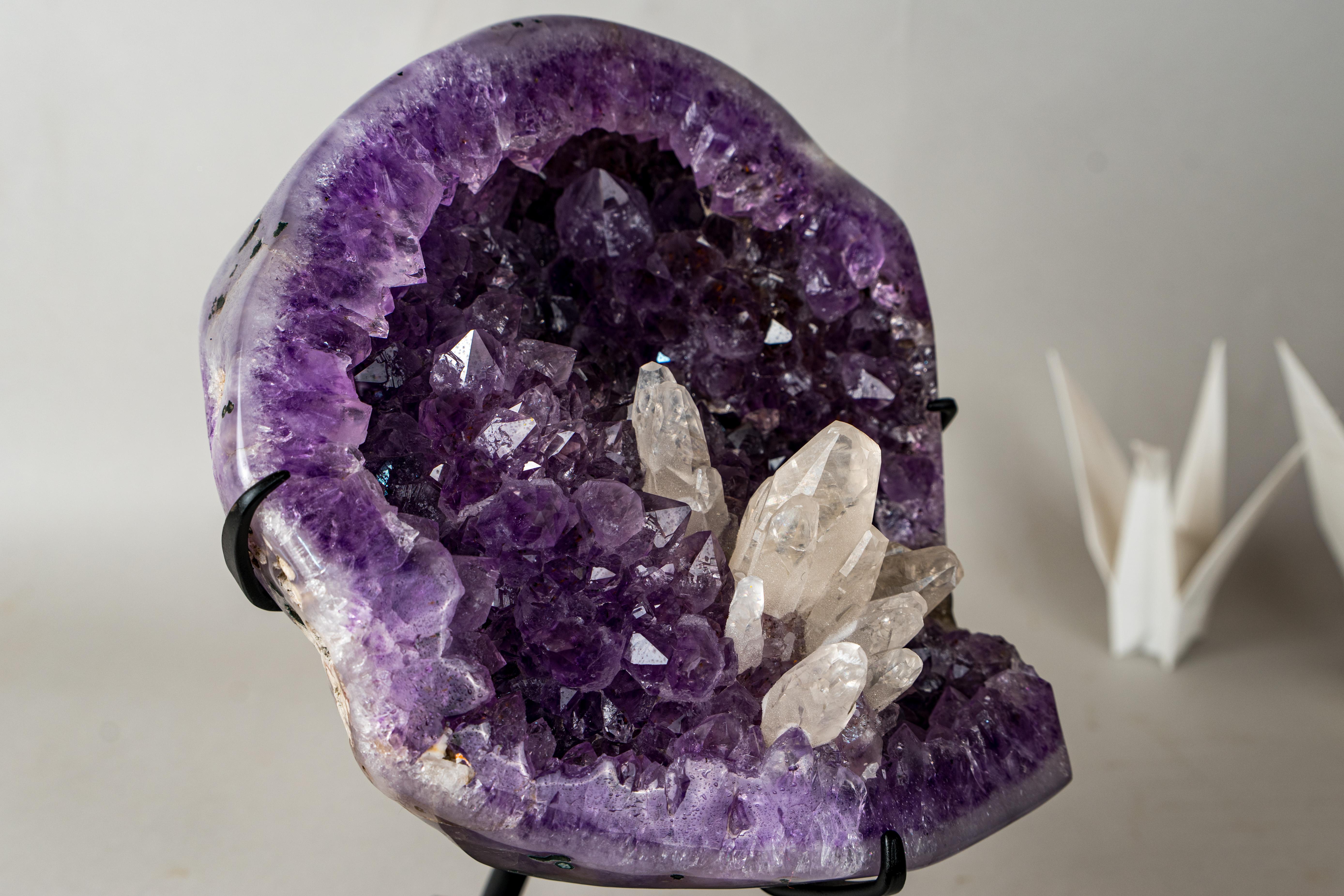 Geode di ametista viola intenso con fiore di calcite cristallizzato in vendita 1