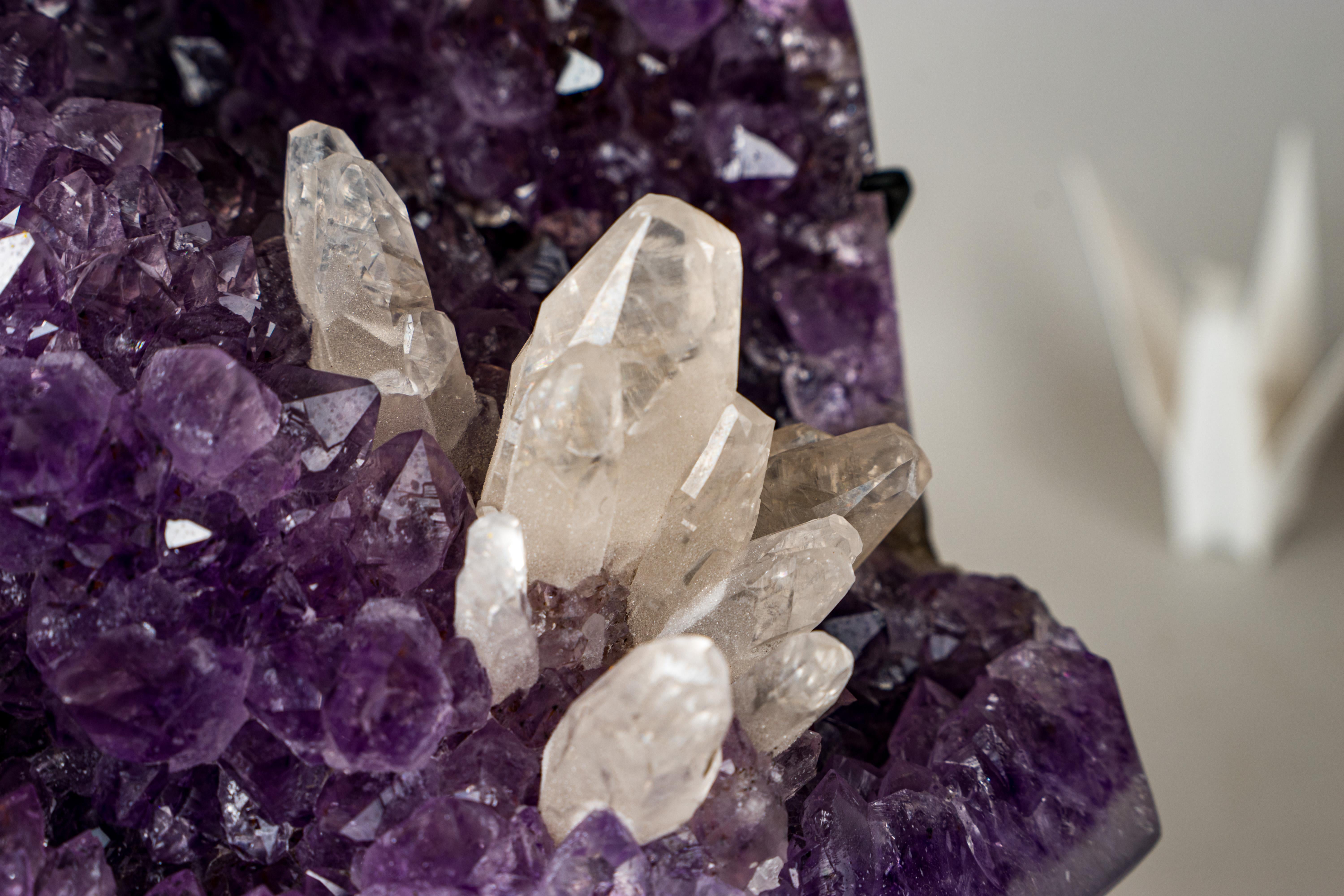 Geode di ametista viola intenso con fiore di calcite cristallizzato in vendita 2