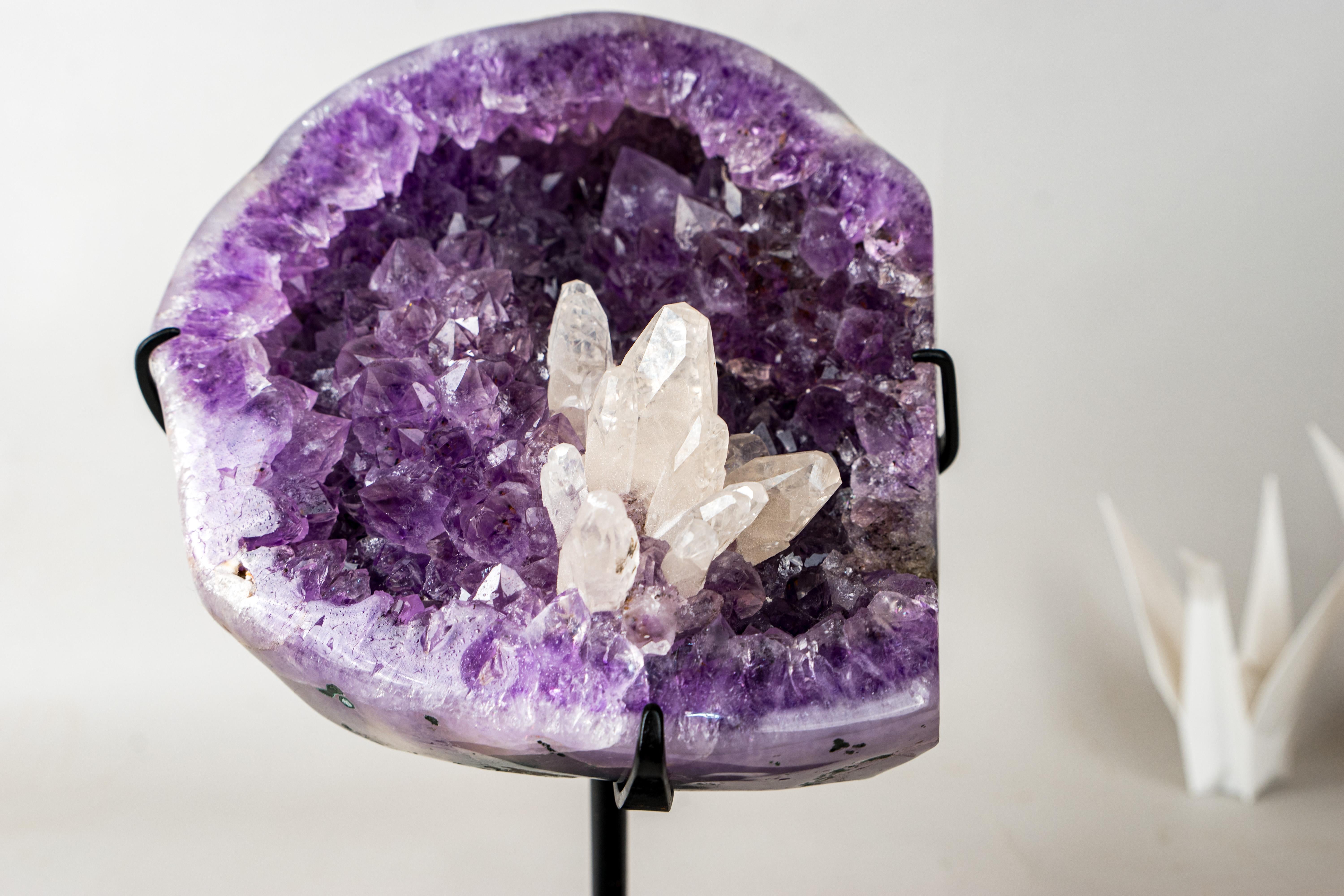 Geode di ametista viola intenso con fiore di calcite cristallizzato in vendita 3