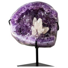 Geode di ametista viola intenso con fiore di calcite cristallizzato