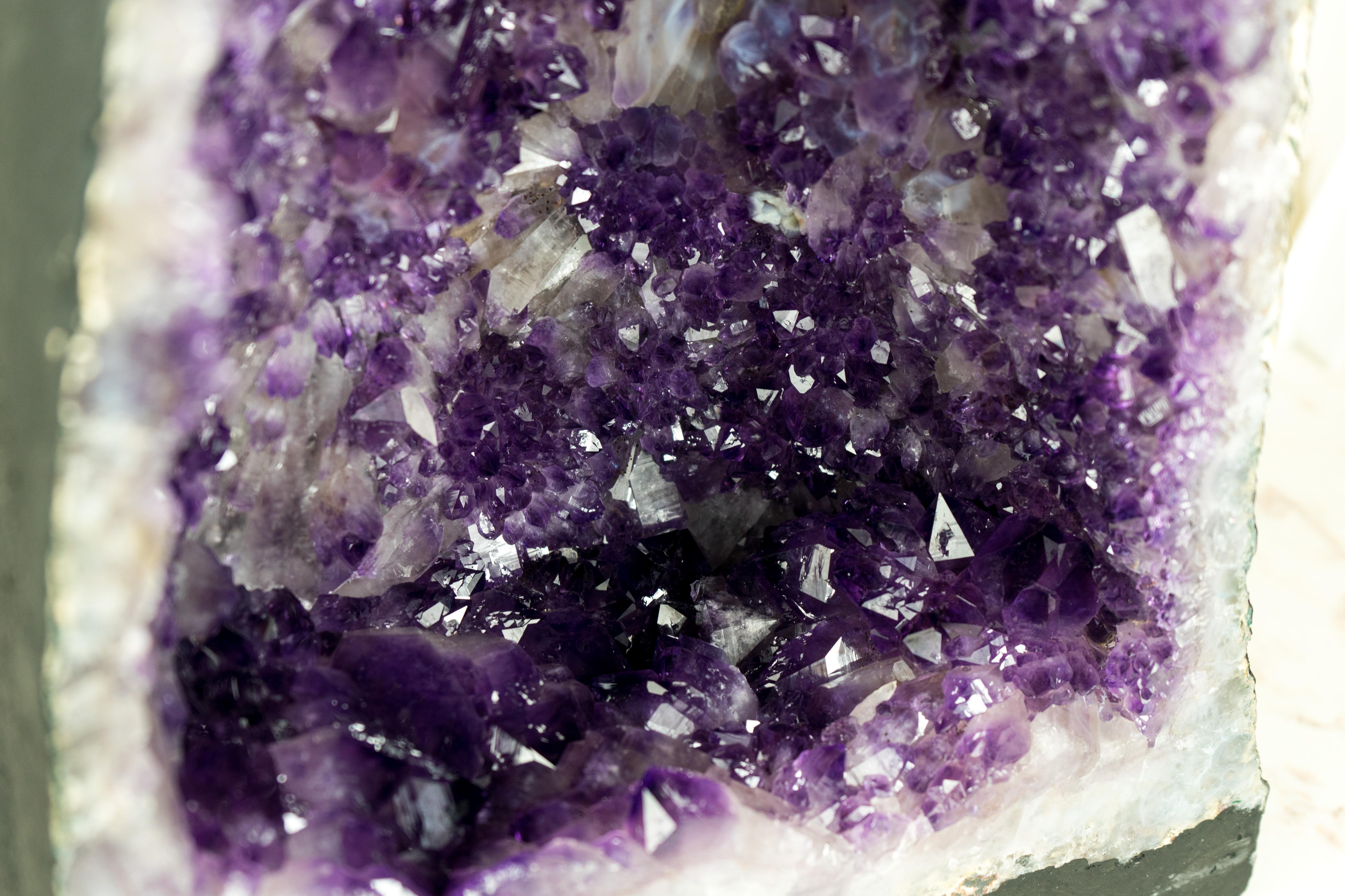 Geode d'améthyste d'un violet profond avec une forme de Druzy rare ressemblant à une fleur et une calcite en vente 4