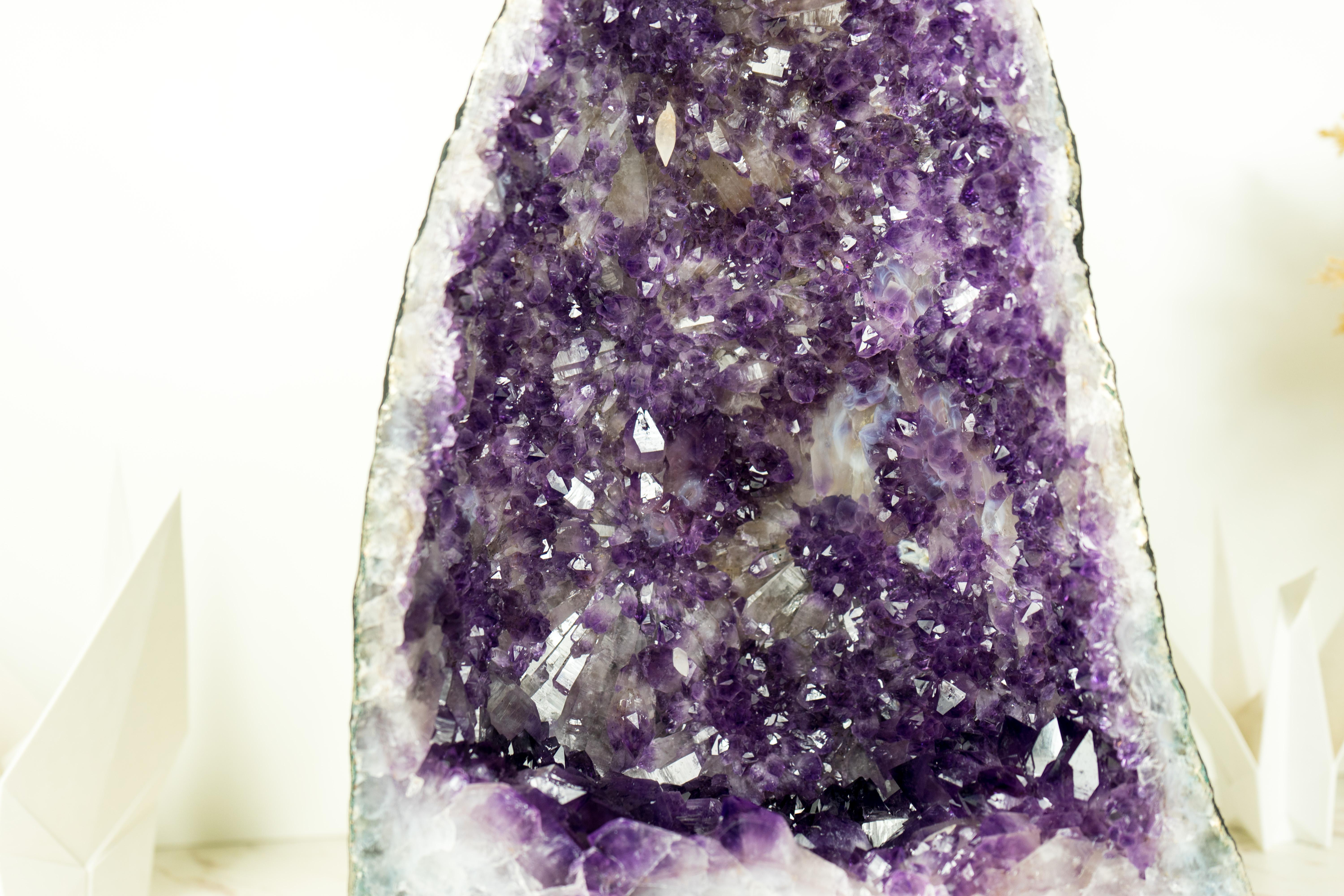Geode d'améthyste d'un violet profond avec une forme de Druzy rare ressemblant à une fleur et une calcite en vente 5