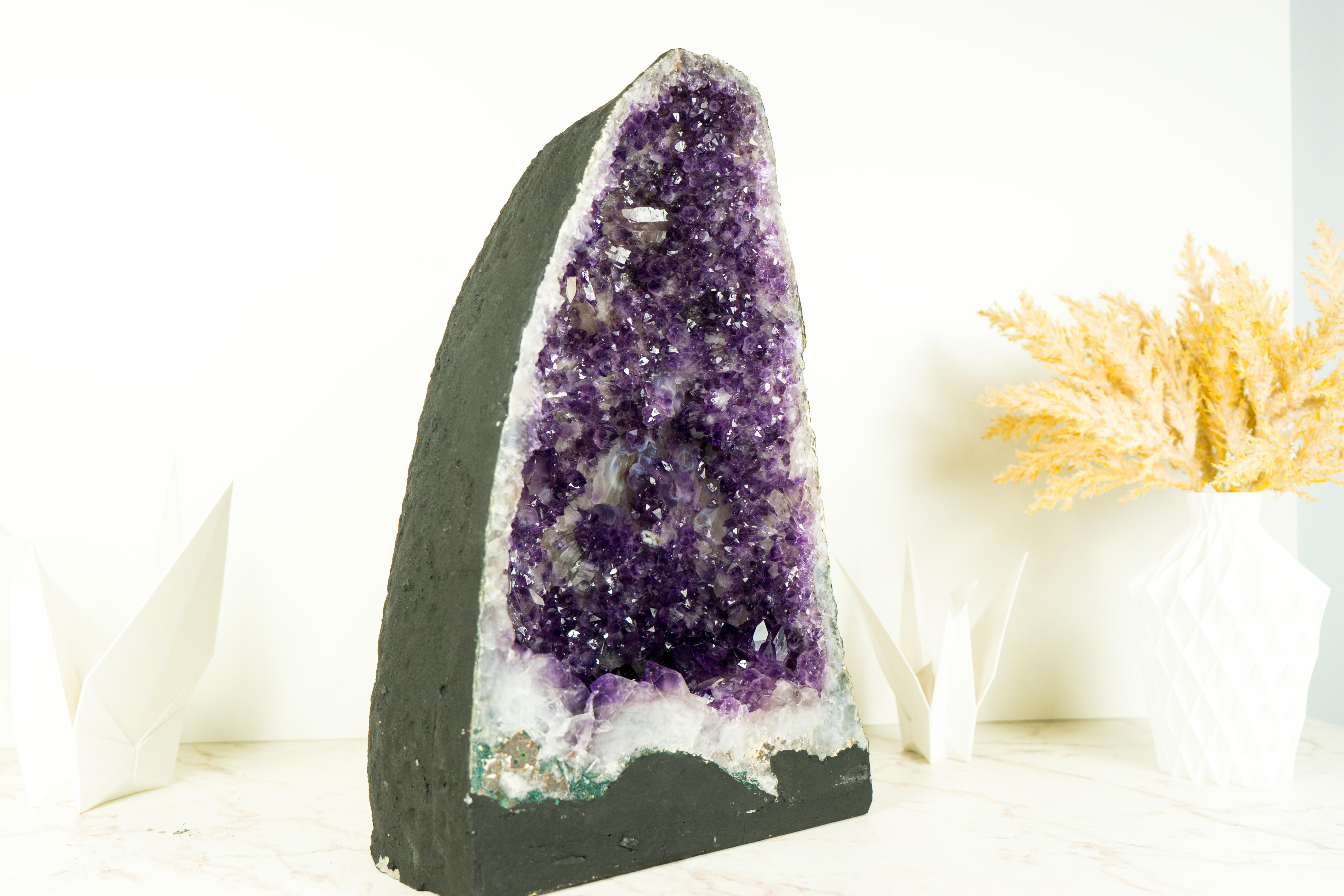 Geode d'améthyste d'un violet profond avec une forme de Druzy rare ressemblant à une fleur et une calcite en vente 9