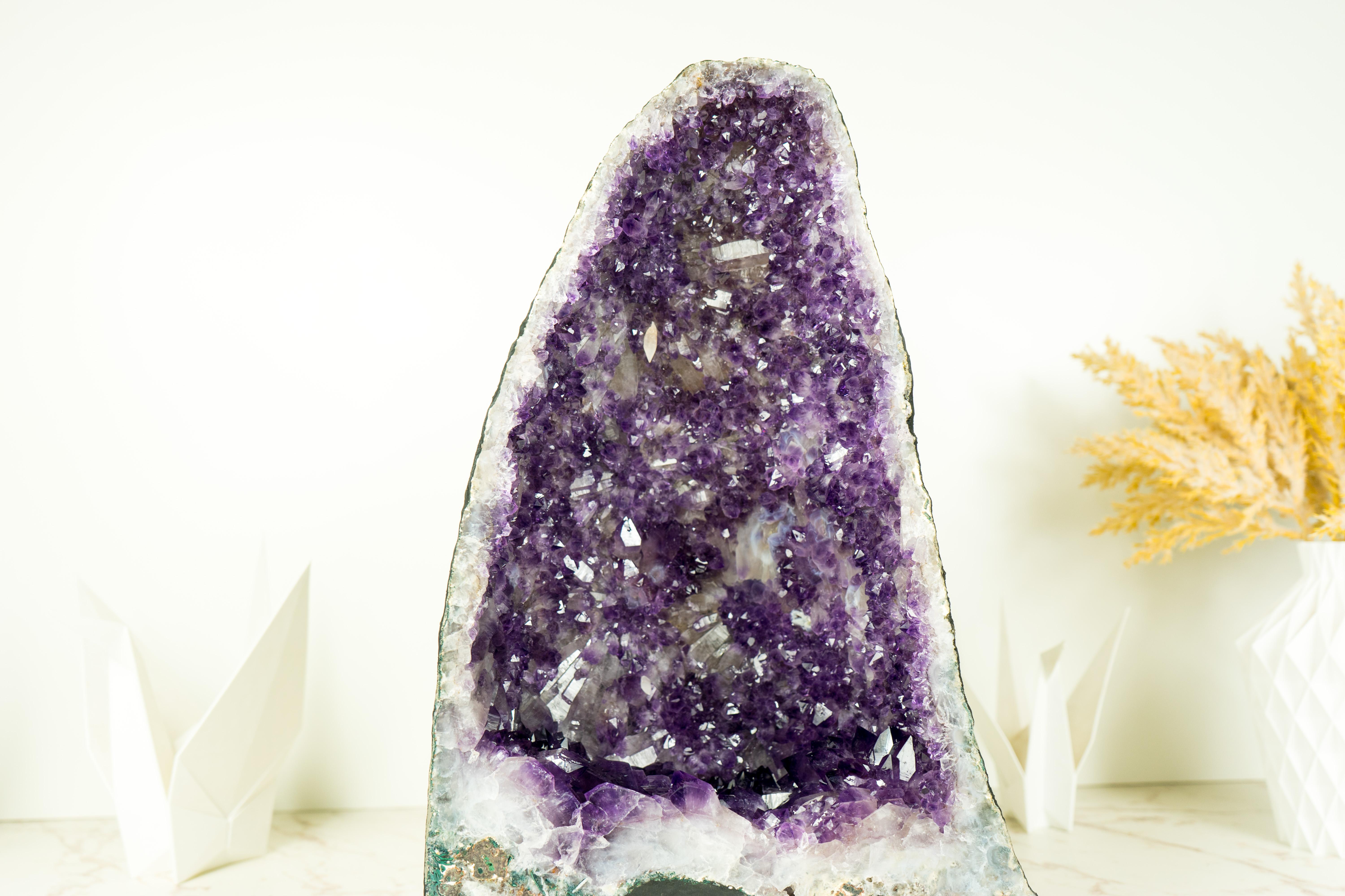 Deep Purple Amethyst Geode with Rare Flower-Like Druzy Formation and Calcite In New Condition For Sale In Ametista Do Sul, BR