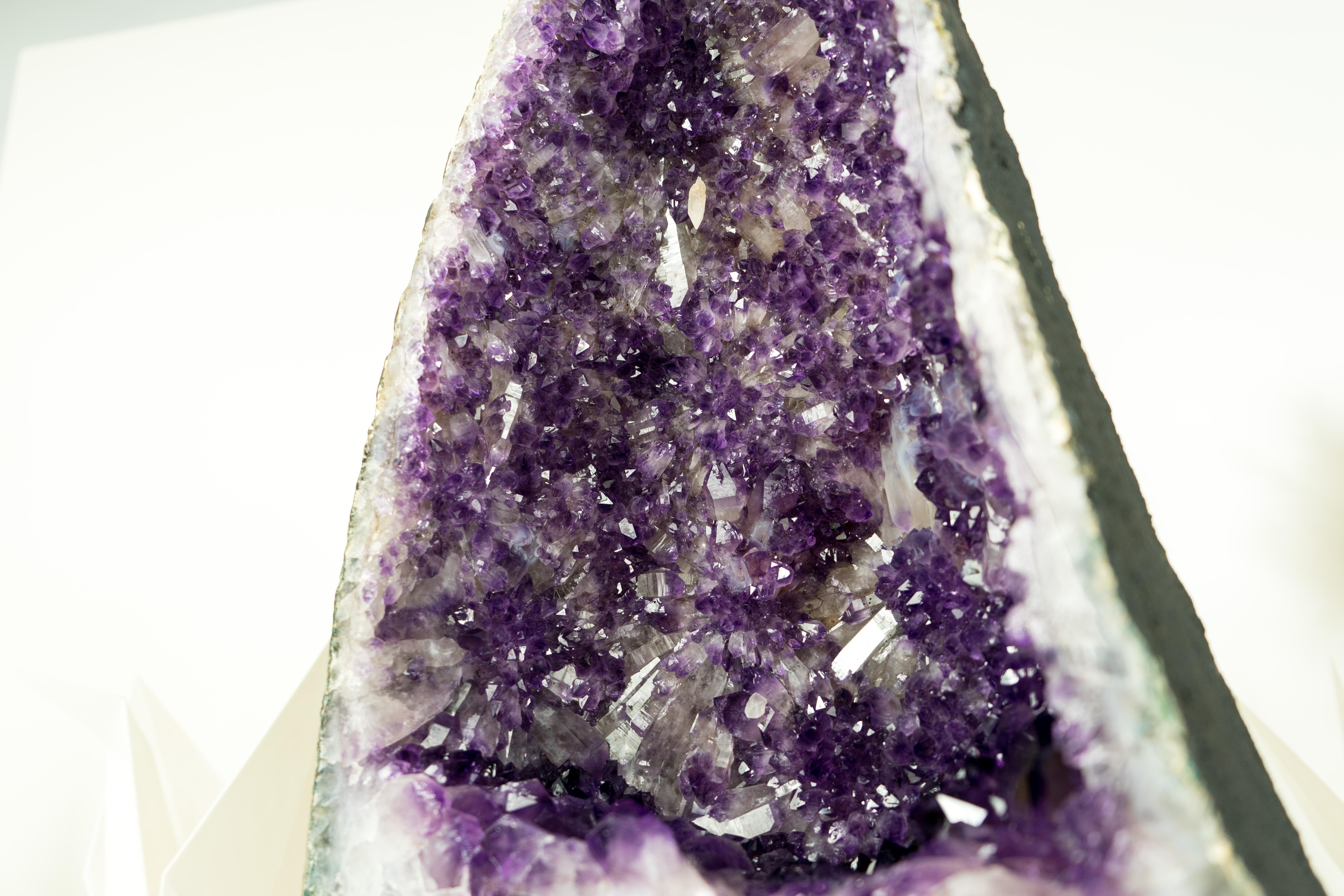 Agate Geode d'améthyste d'un violet profond avec une forme de Druzy rare ressemblant à une fleur et une calcite en vente