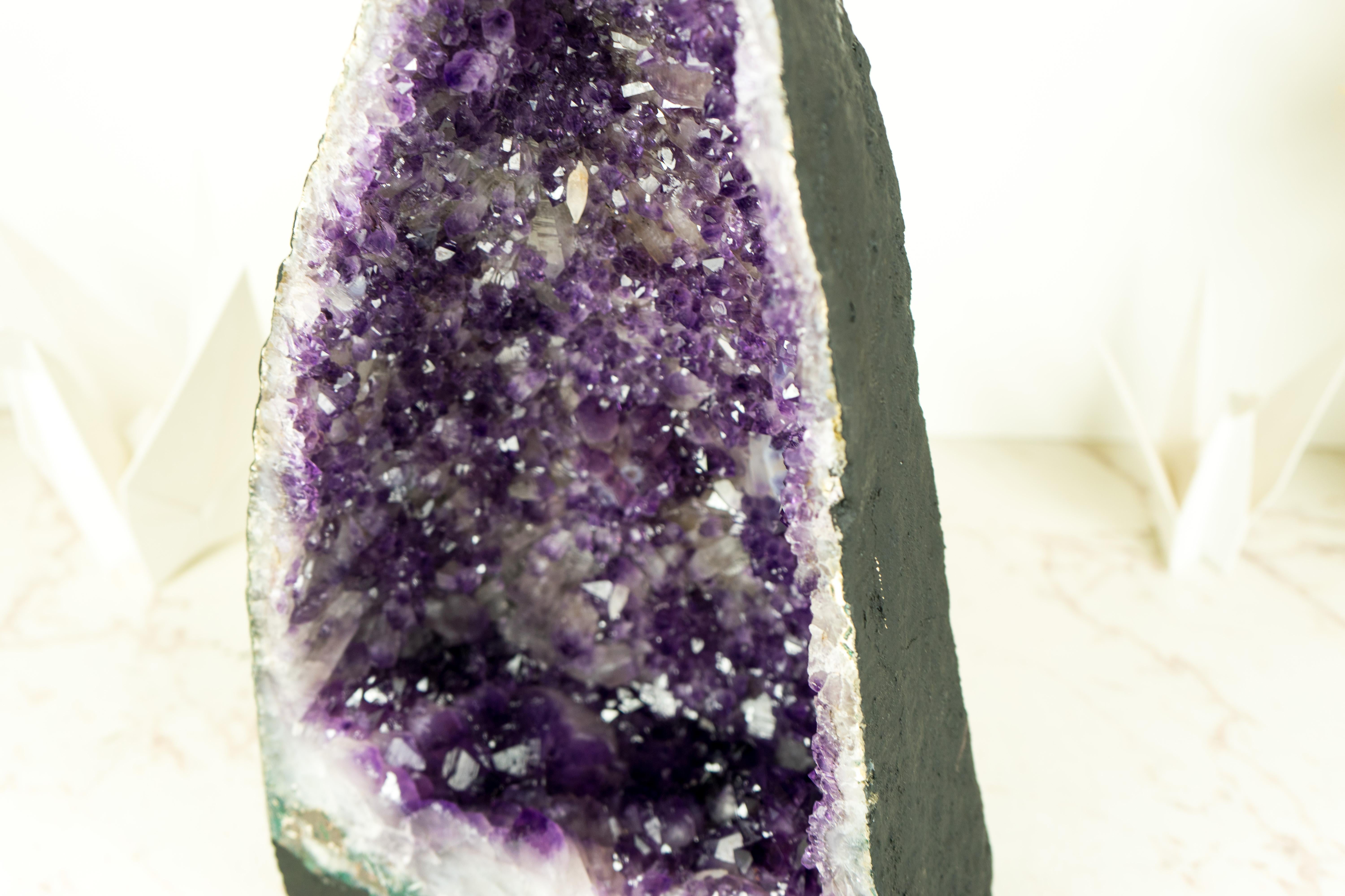 Geode d'améthyste d'un violet profond avec une forme de Druzy rare ressemblant à une fleur et une calcite en vente 1