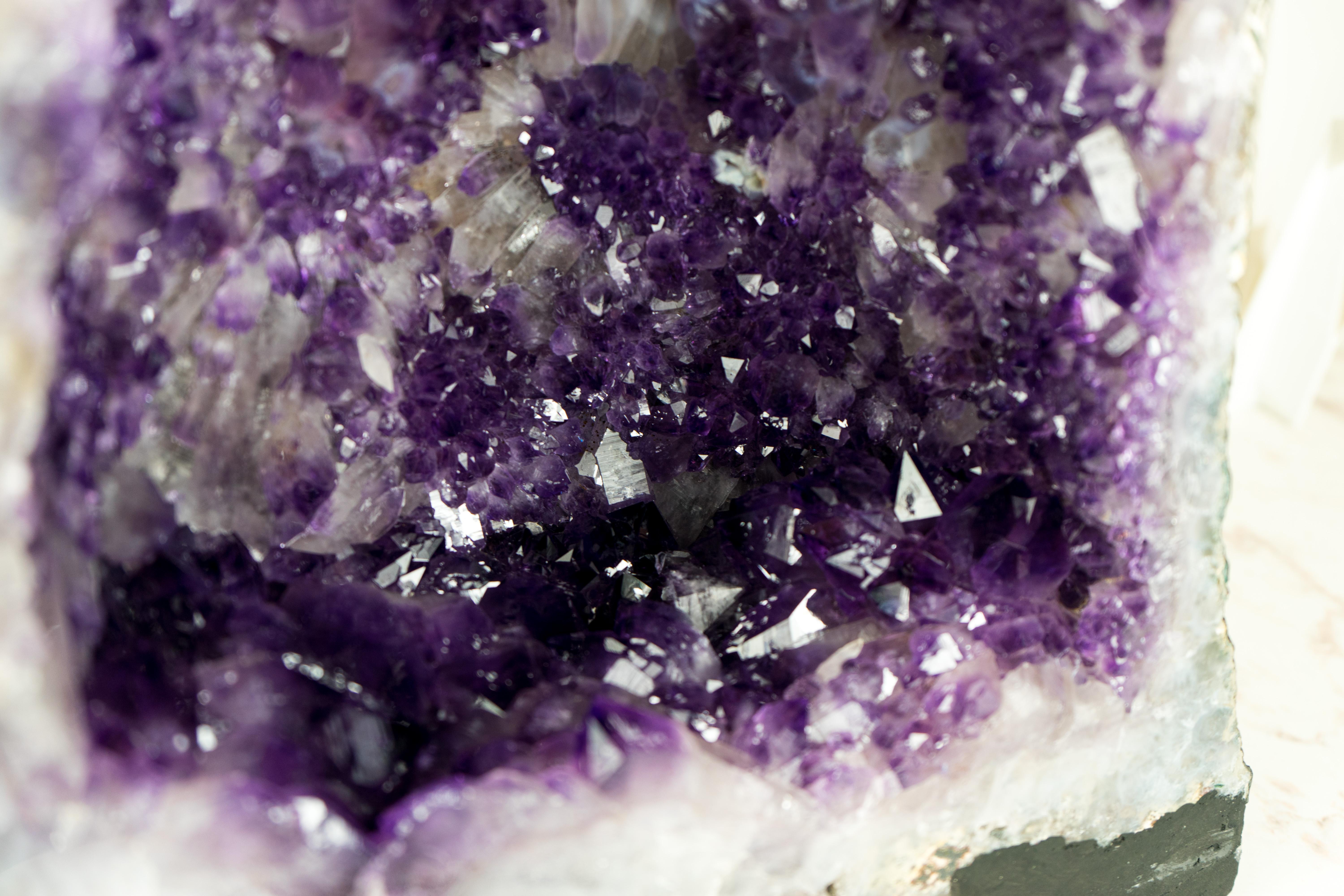 Geode d'améthyste d'un violet profond avec une forme de Druzy rare ressemblant à une fleur et une calcite en vente 3