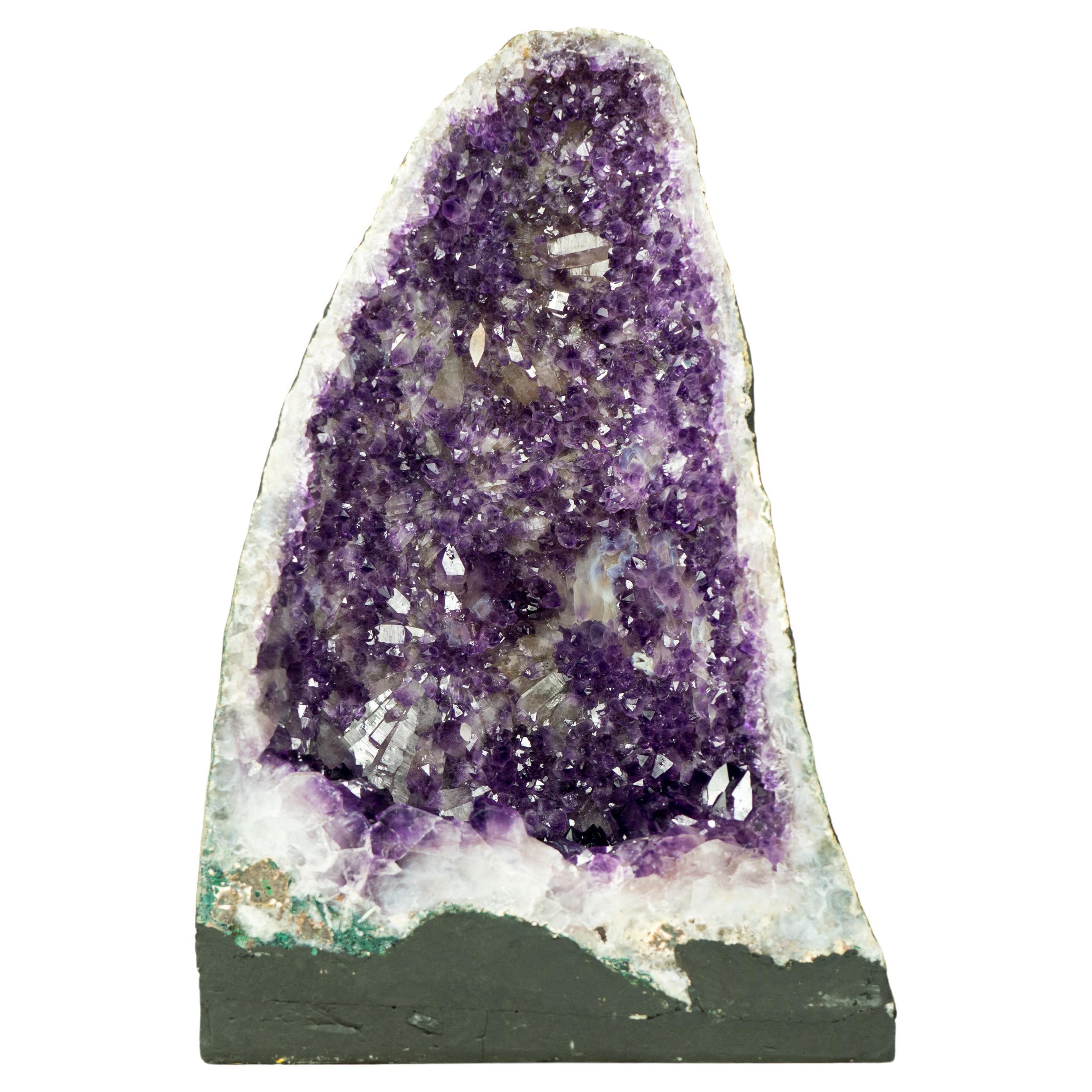 Geode d'améthyste d'un violet profond avec une forme de Druzy rare ressemblant à une fleur et une calcite