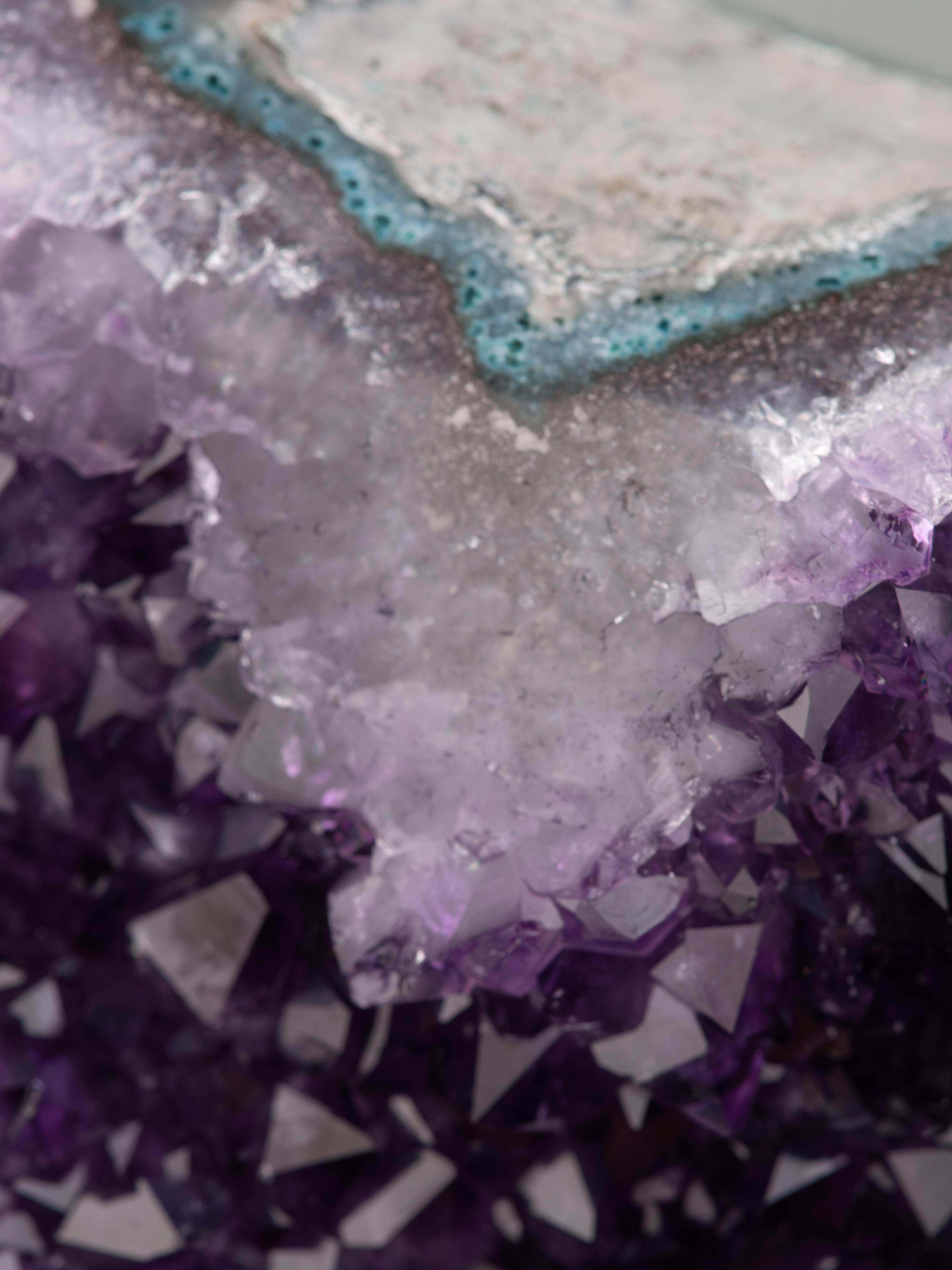 Ametista viola intenso con calcite e agata levigata in vendita 4