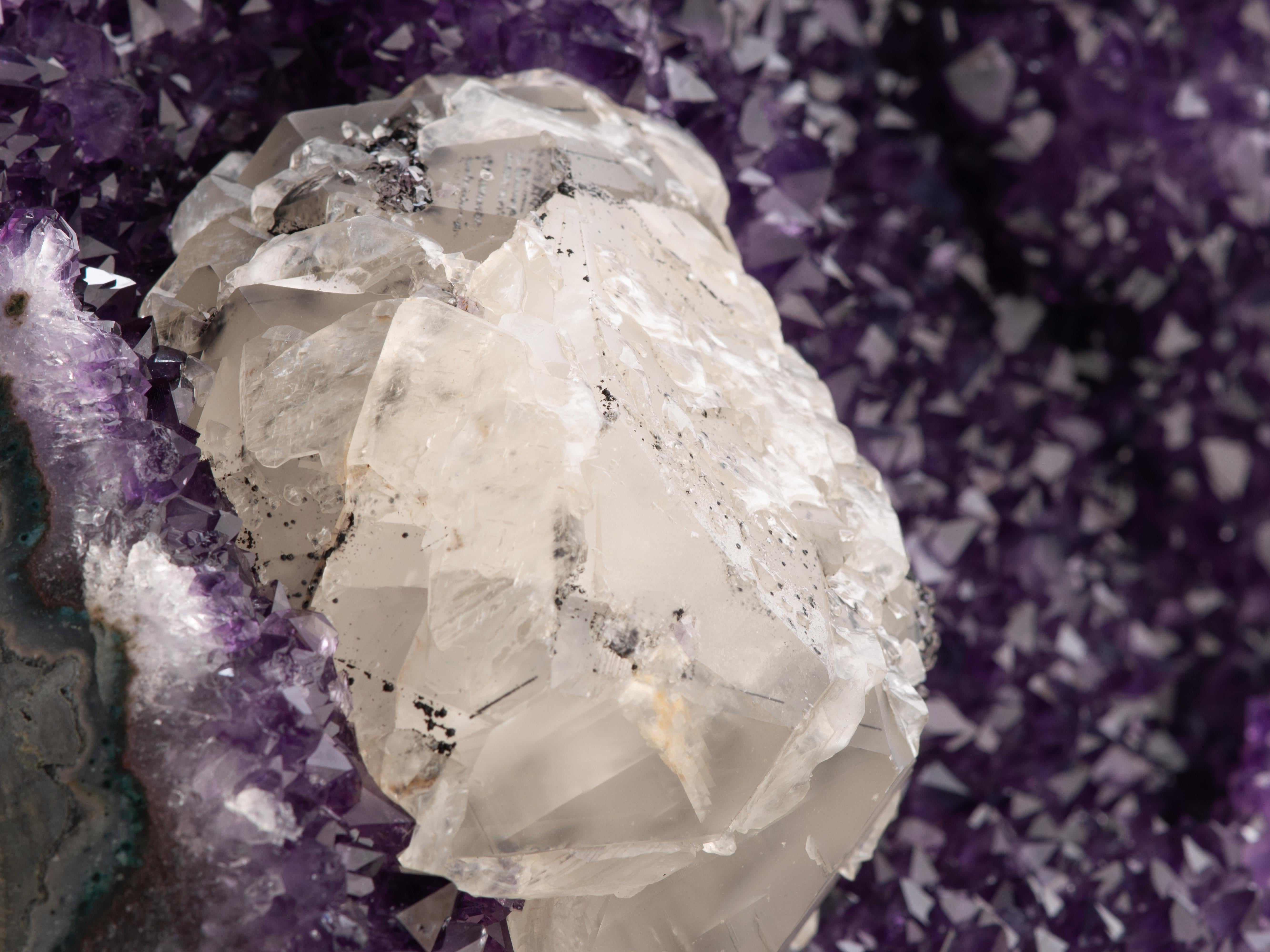 Ametista viola intenso con calcite e agata levigata in vendita 5