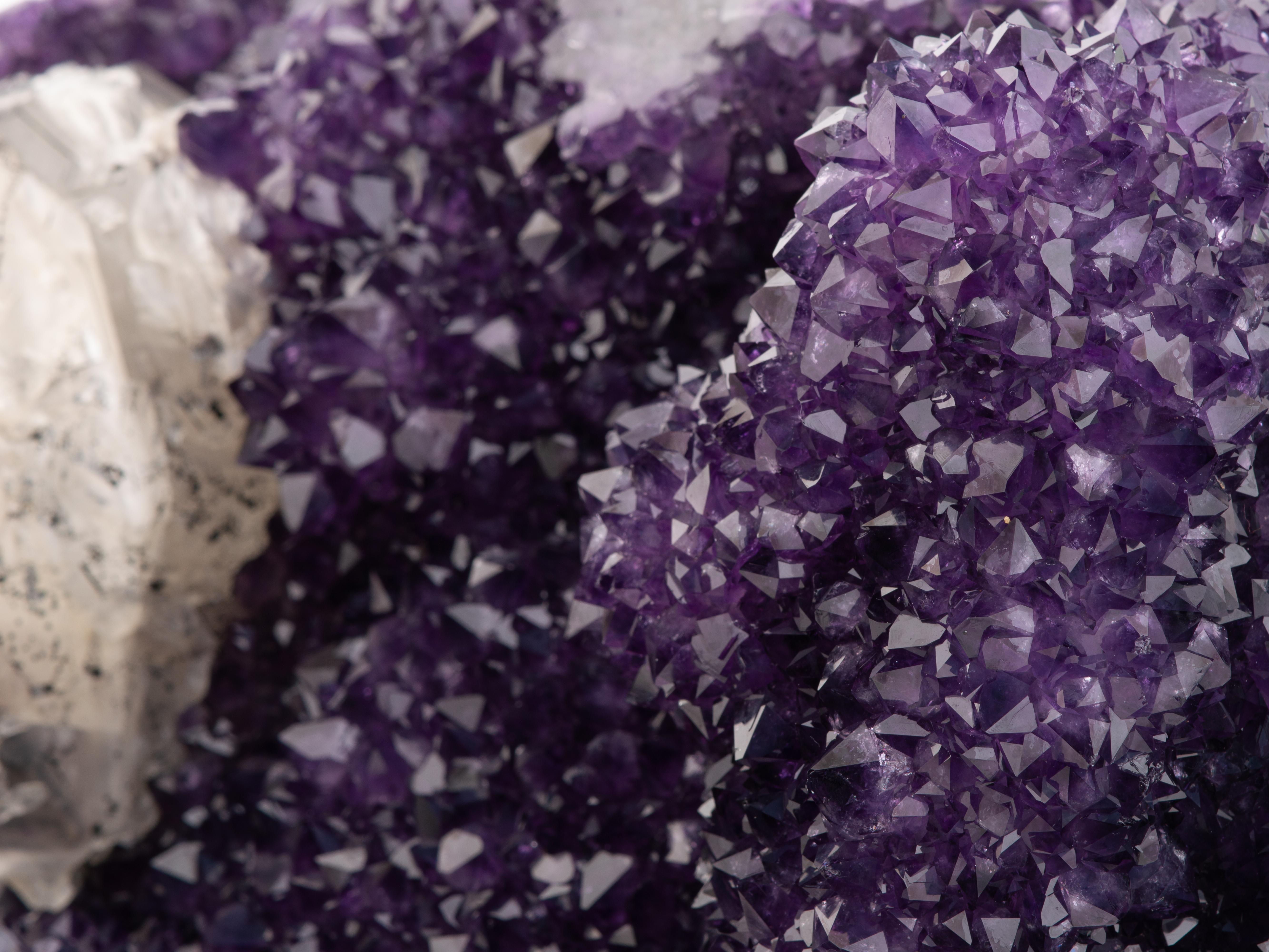 Ametista viola intenso con calcite e agata levigata in vendita 6