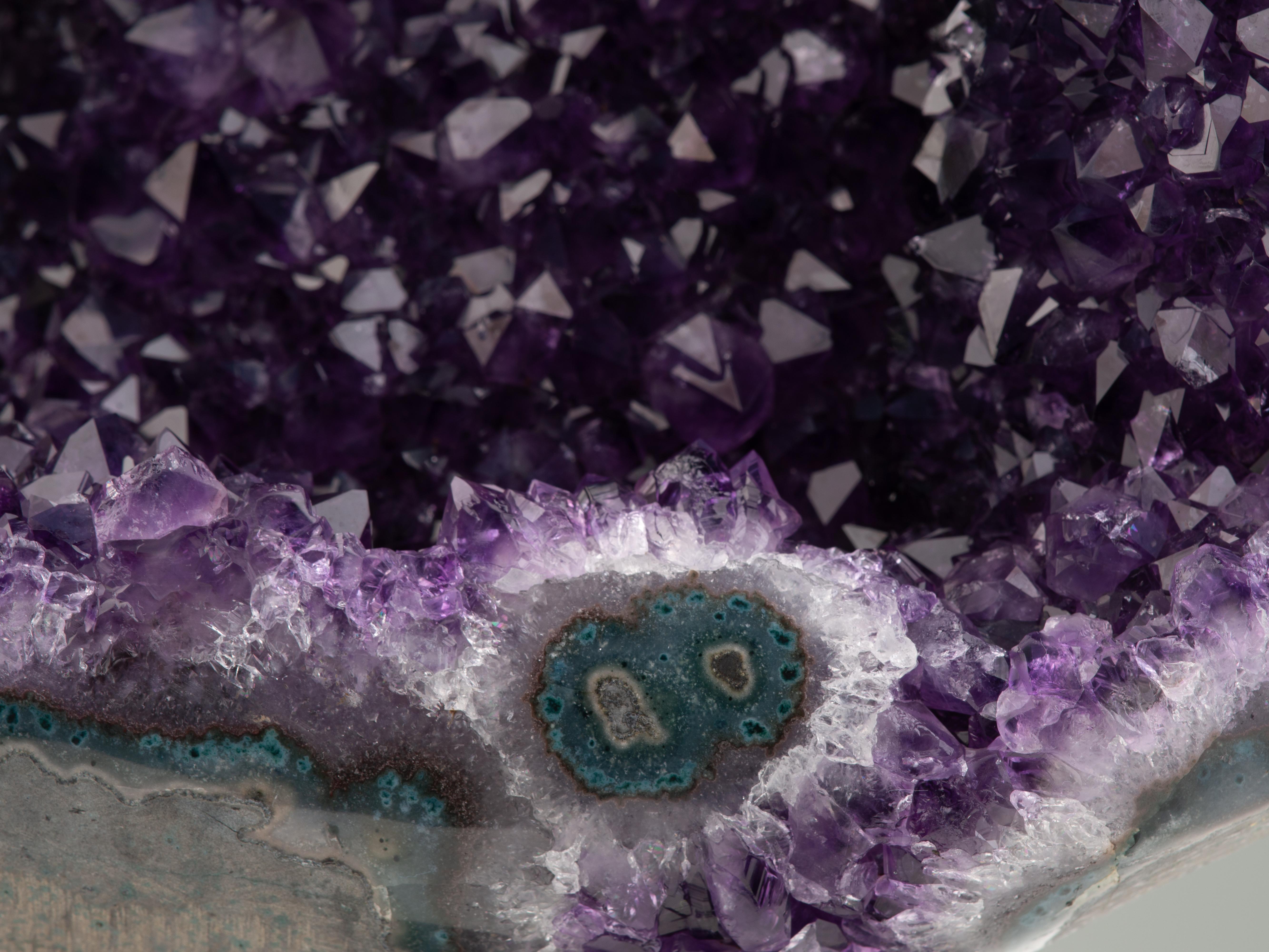 Ametista viola intenso con calcite e agata levigata in vendita 7