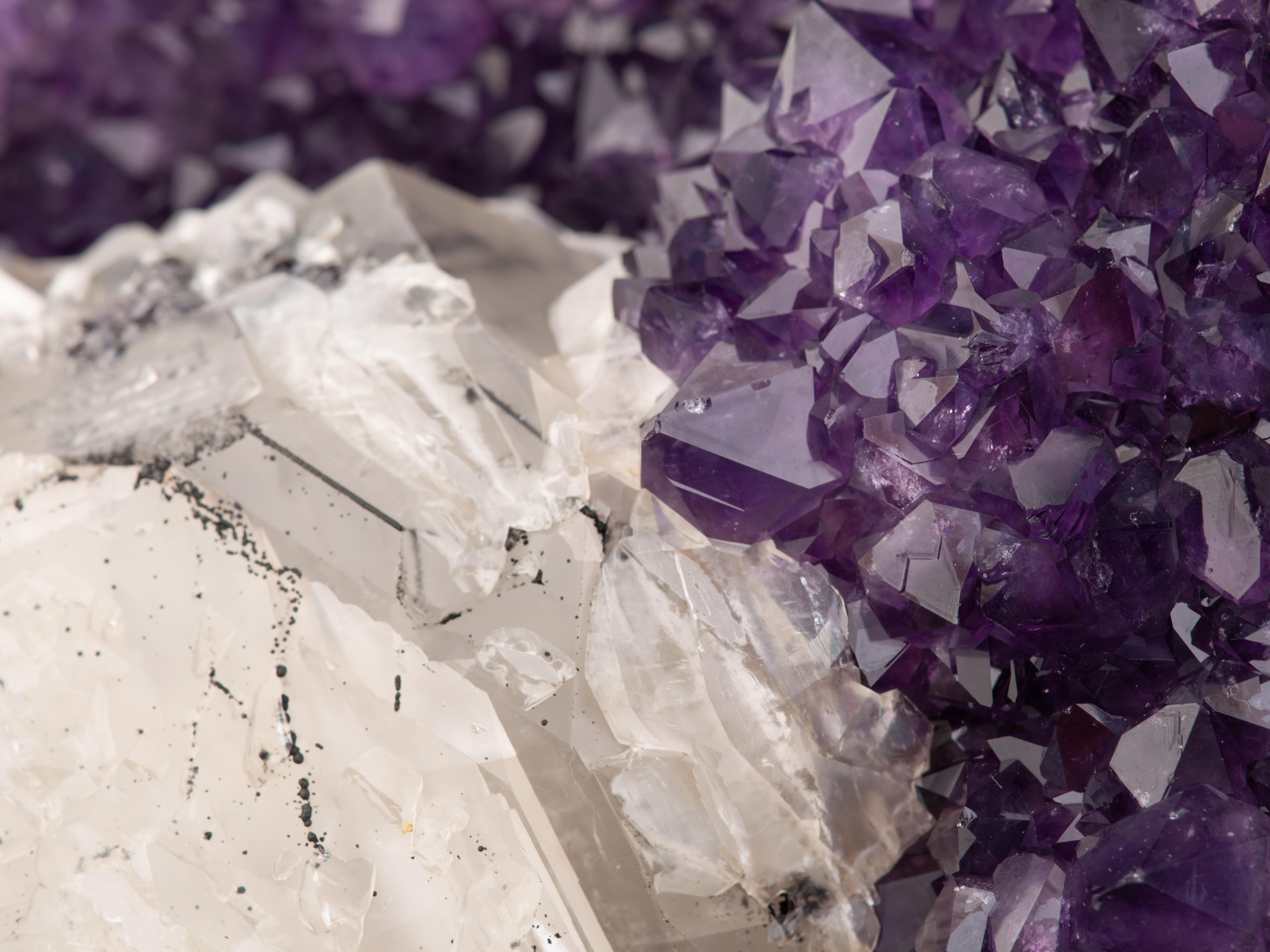 Ametista viola intenso con calcite e agata levigata in vendita 8