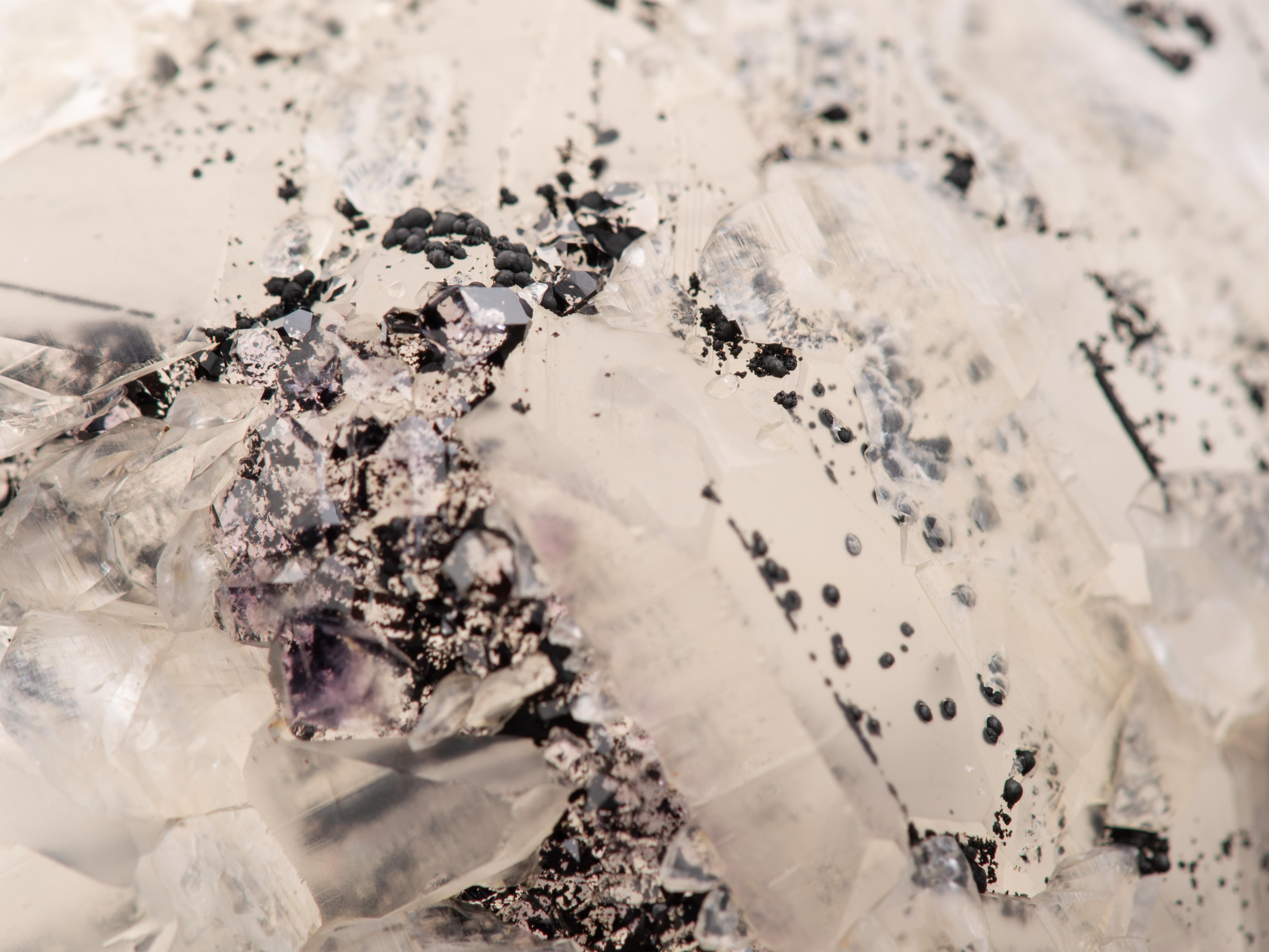 Ametista viola intenso con calcite e agata levigata in vendita 9