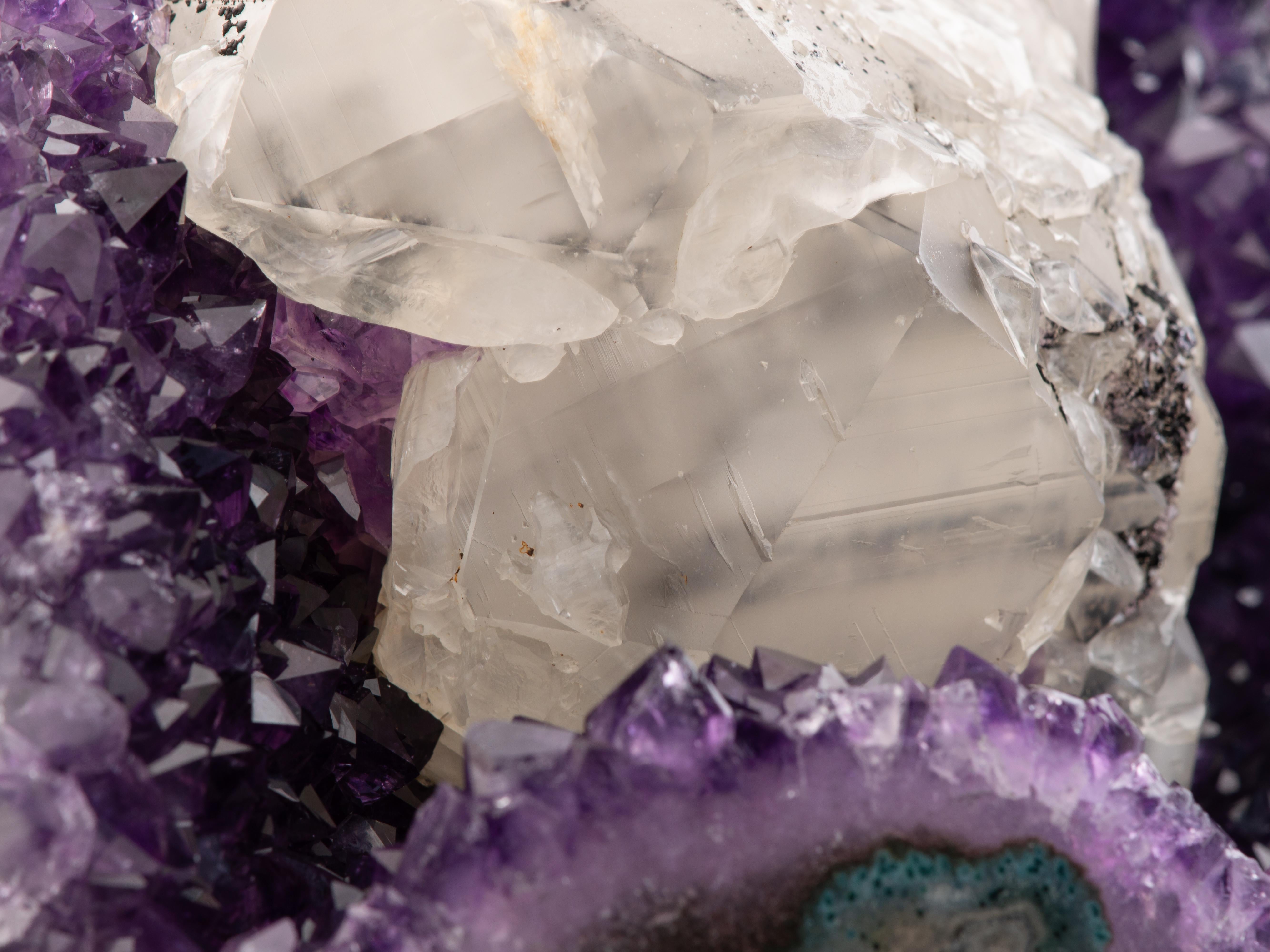 Ametista viola intenso con calcite e agata levigata in vendita 10