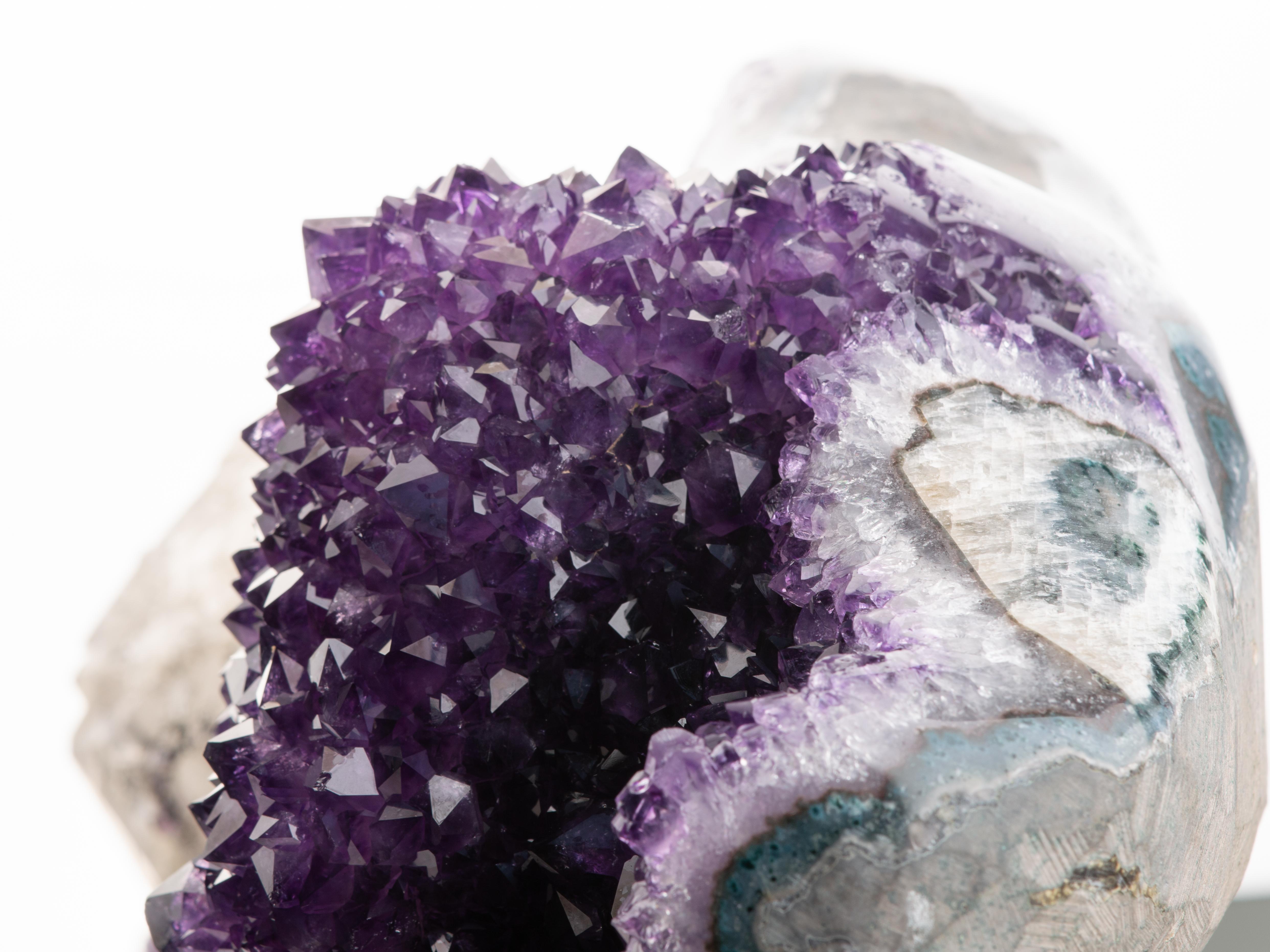 Ametista viola intenso con calcite e agata levigata in vendita 11