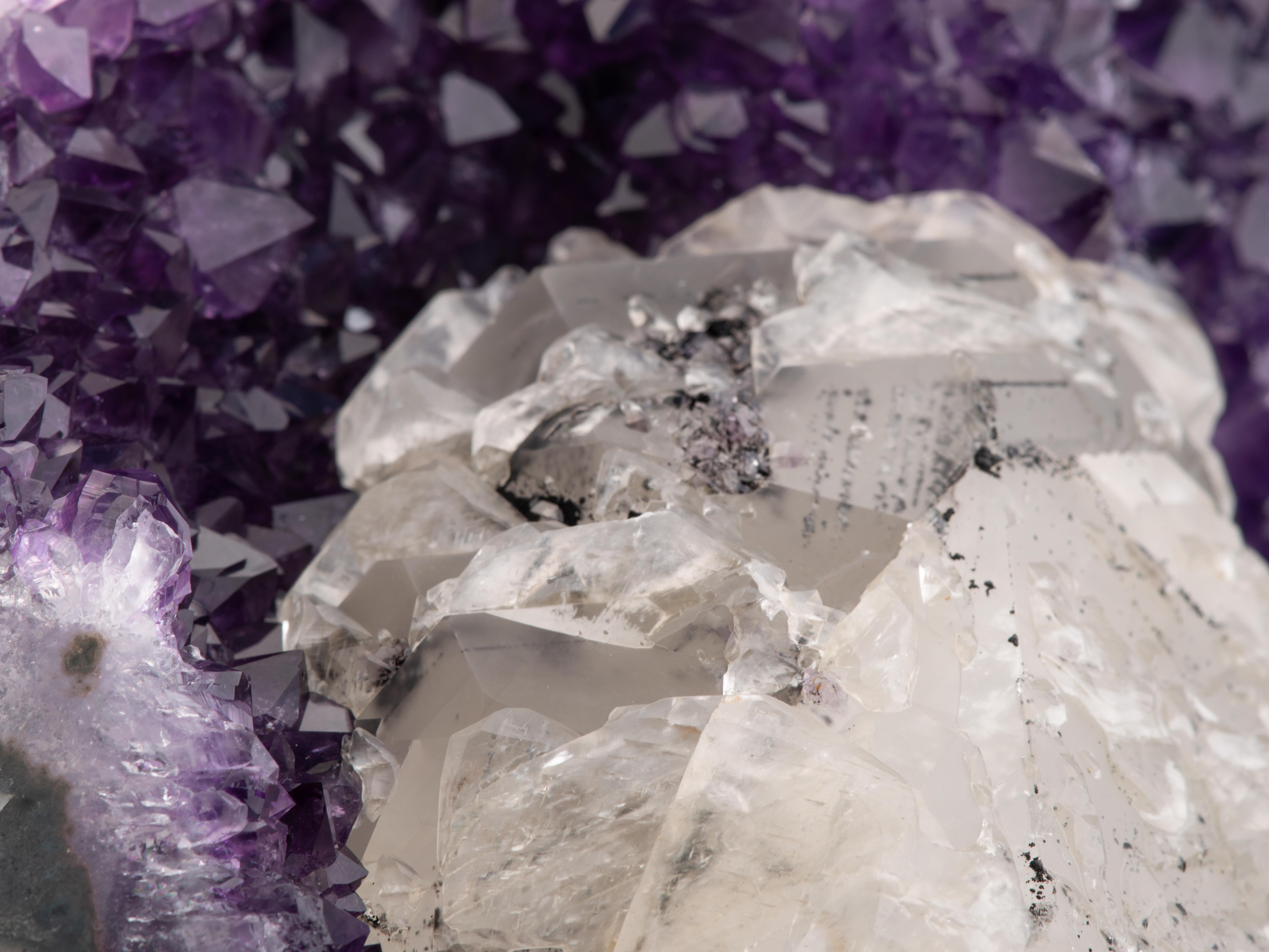 Ametista viola intenso con calcite e agata levigata in vendita 12