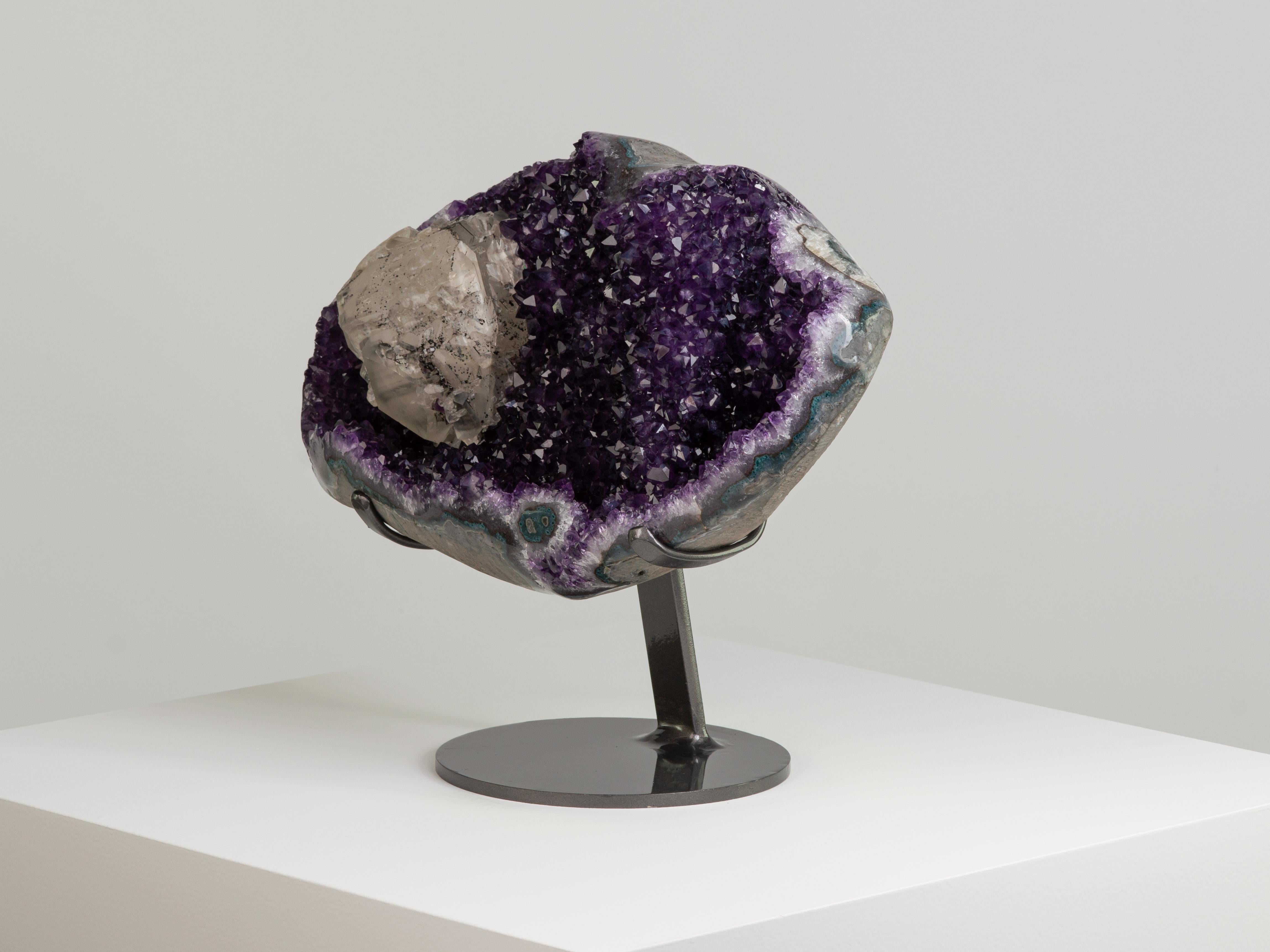 Uruguayano Ametista viola intenso con calcite e agata levigata in vendita