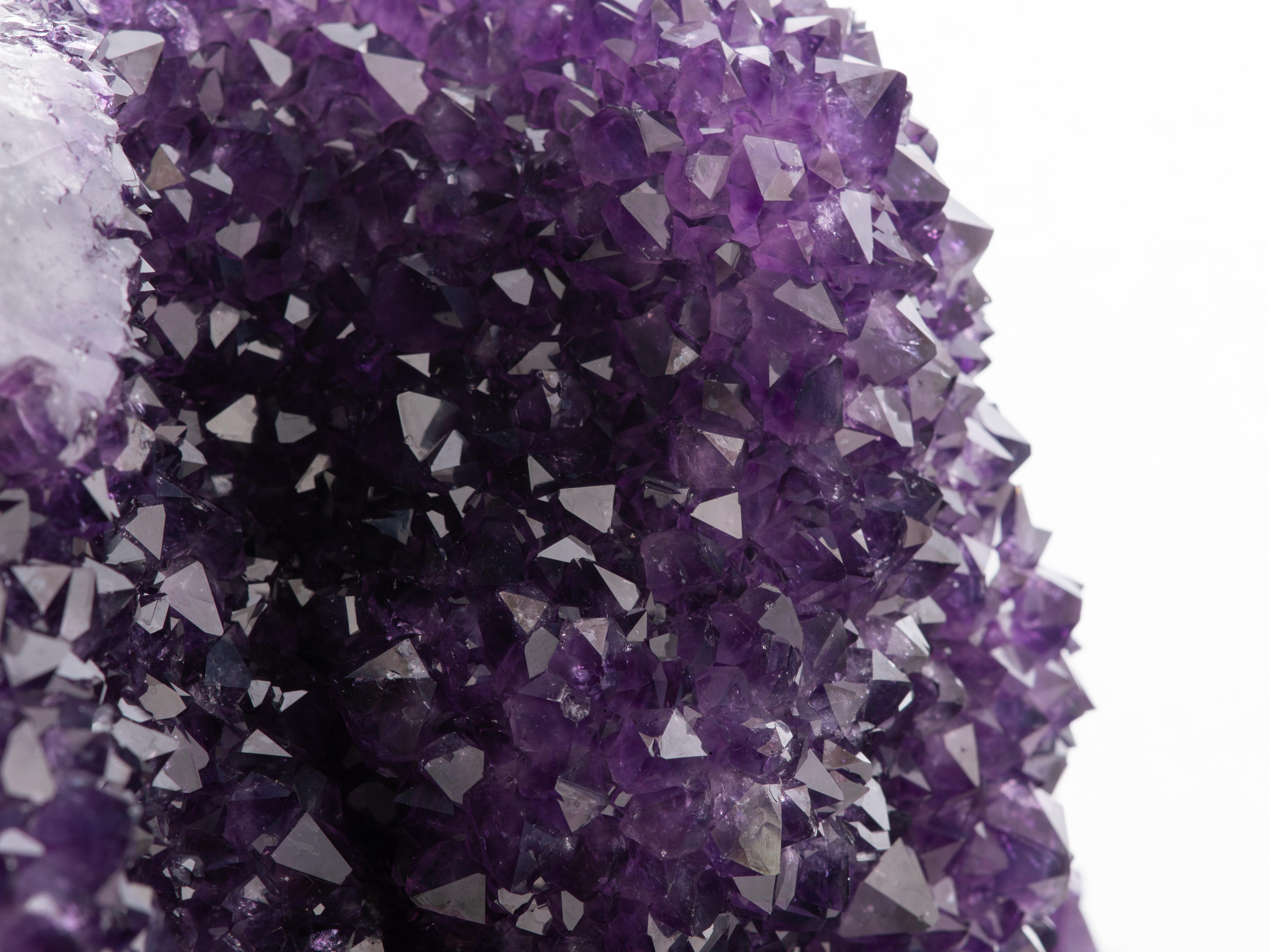 Ametista viola intenso con calcite e agata levigata in vendita 2