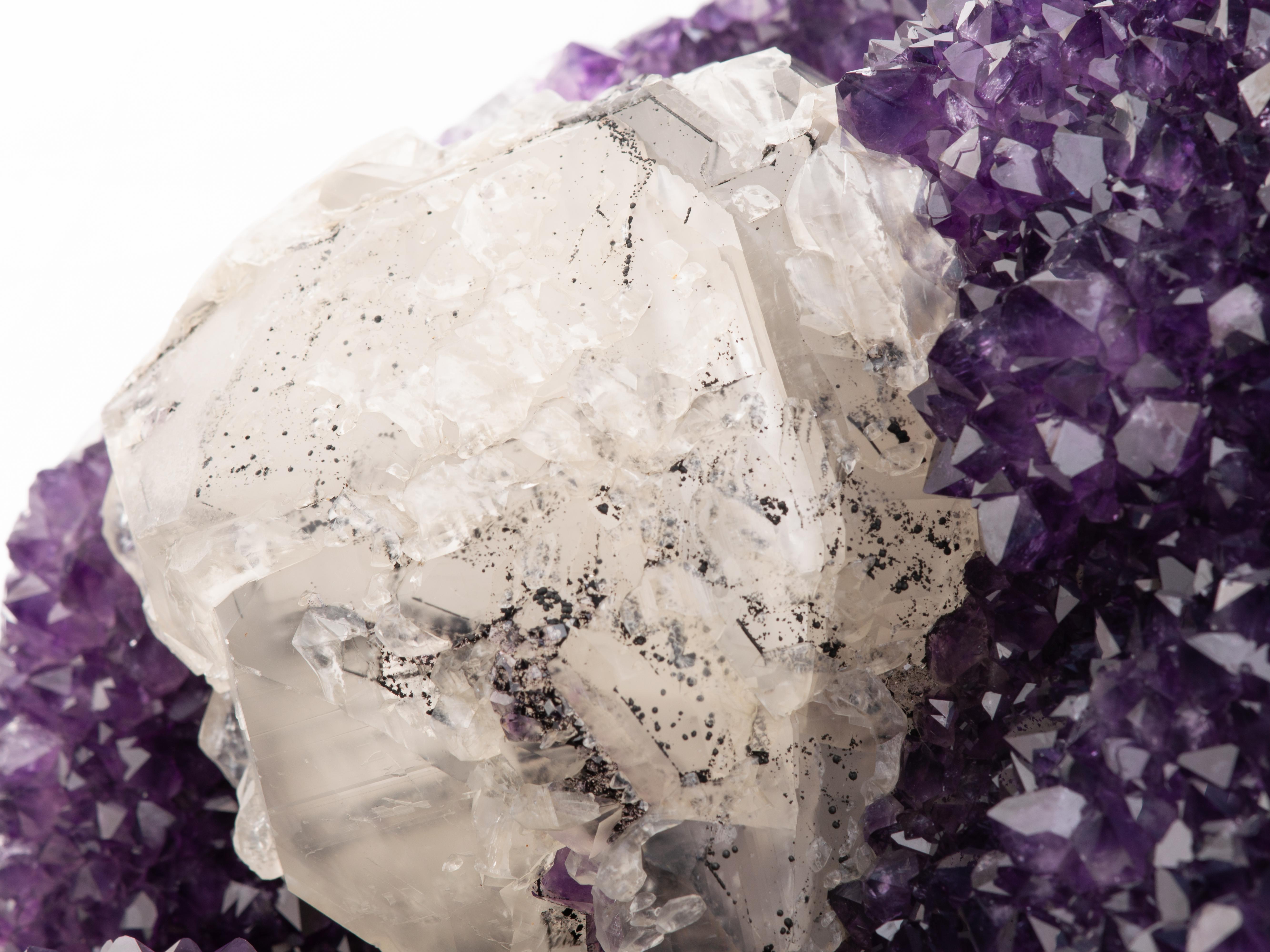 Ametista viola intenso con calcite e agata levigata in vendita 3