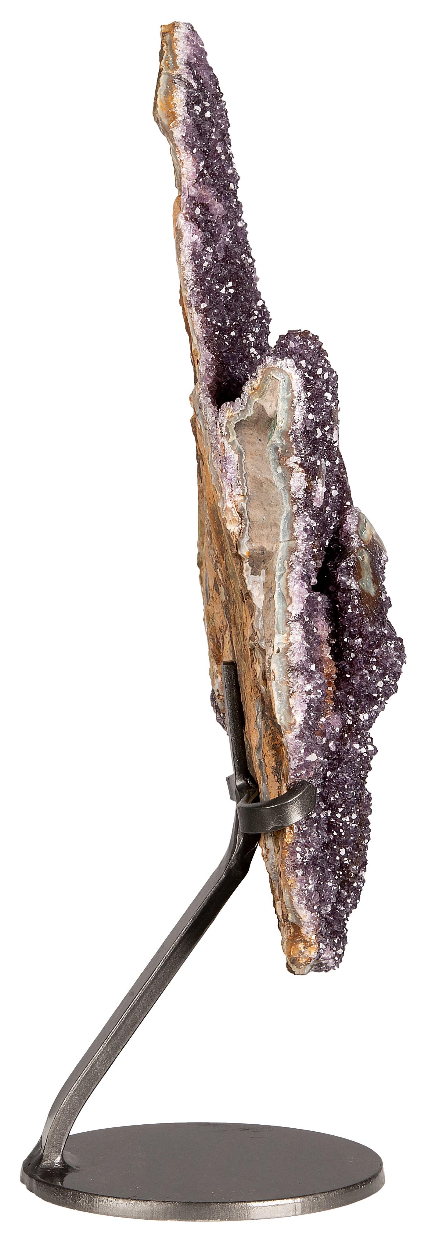 Squisito grappolo estetico di ametista di colore viola intenso con formazione di stalattiti. I colori si fondono in questo pezzo di straordinaria bellezza, che presenta all'osservatore un'ametista viola mescolata con un drugo rosso-arancio, creando
