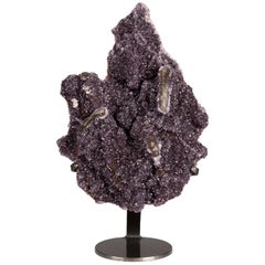 Amas d'améthyste de couleur violet foncé avec stalactites sur Stand en métal