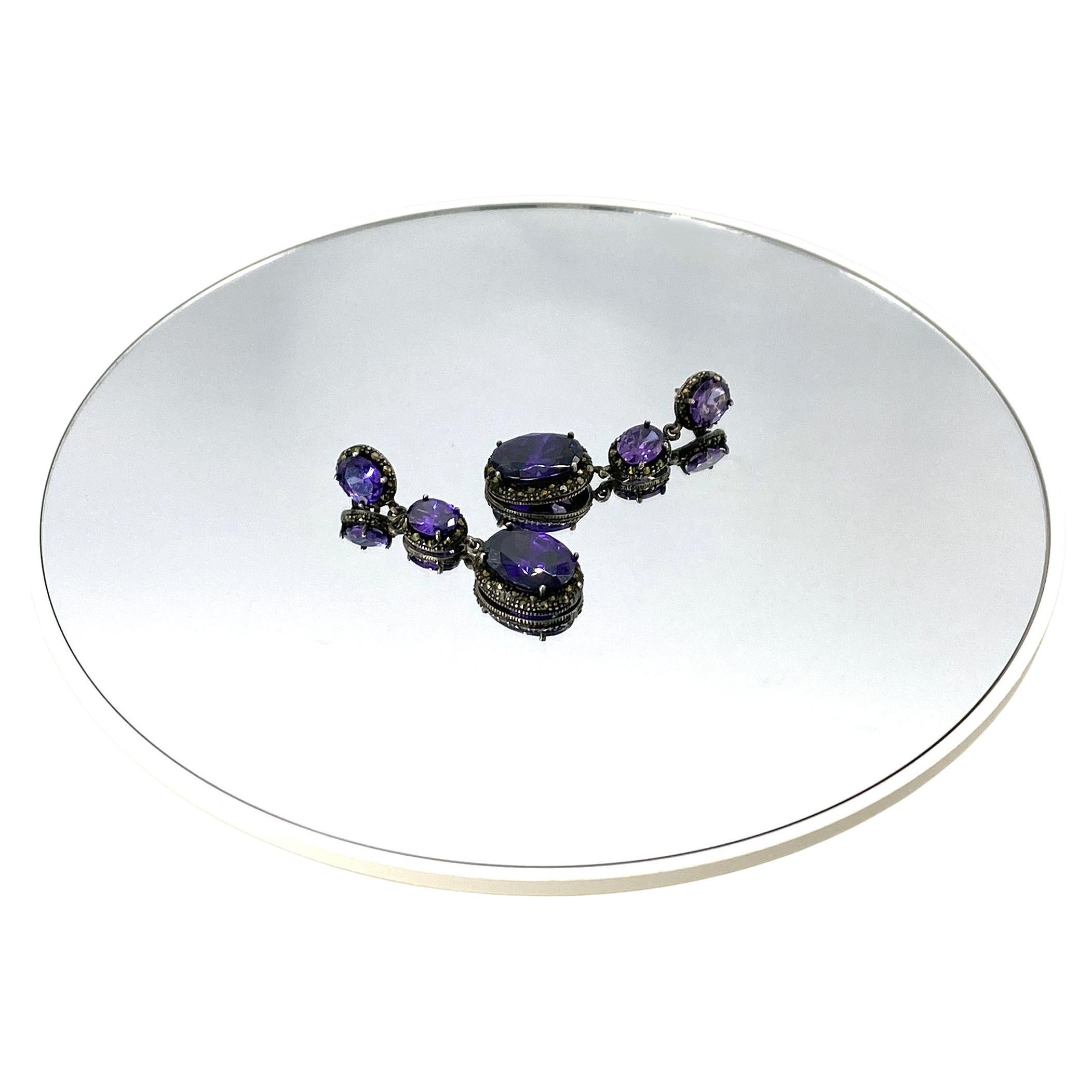 Taglio ovale Orecchini pendenti in argento con cristalli viola e marcasite in vendita